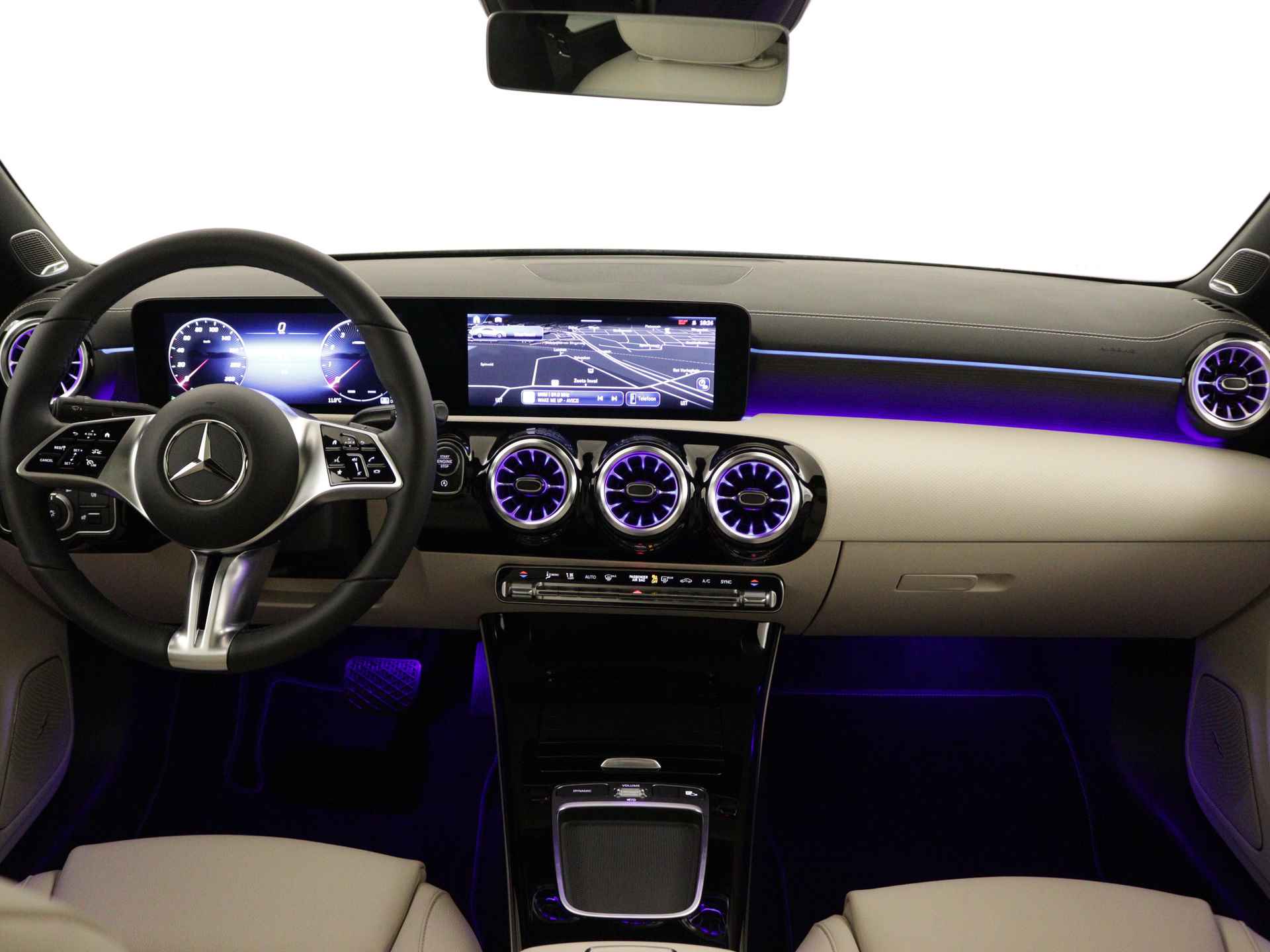 Mercedes-Benz CLA-Klasse 180 Luxury Line | MULTIBEAM LED | USB pakket plus | KEYLESS GO-comfortpakket | Panoramaschuifdak | Burmester Surround Sound systeem | Parkeerpakket met 360°-camera | Verkeersborden assistent | - 30/36