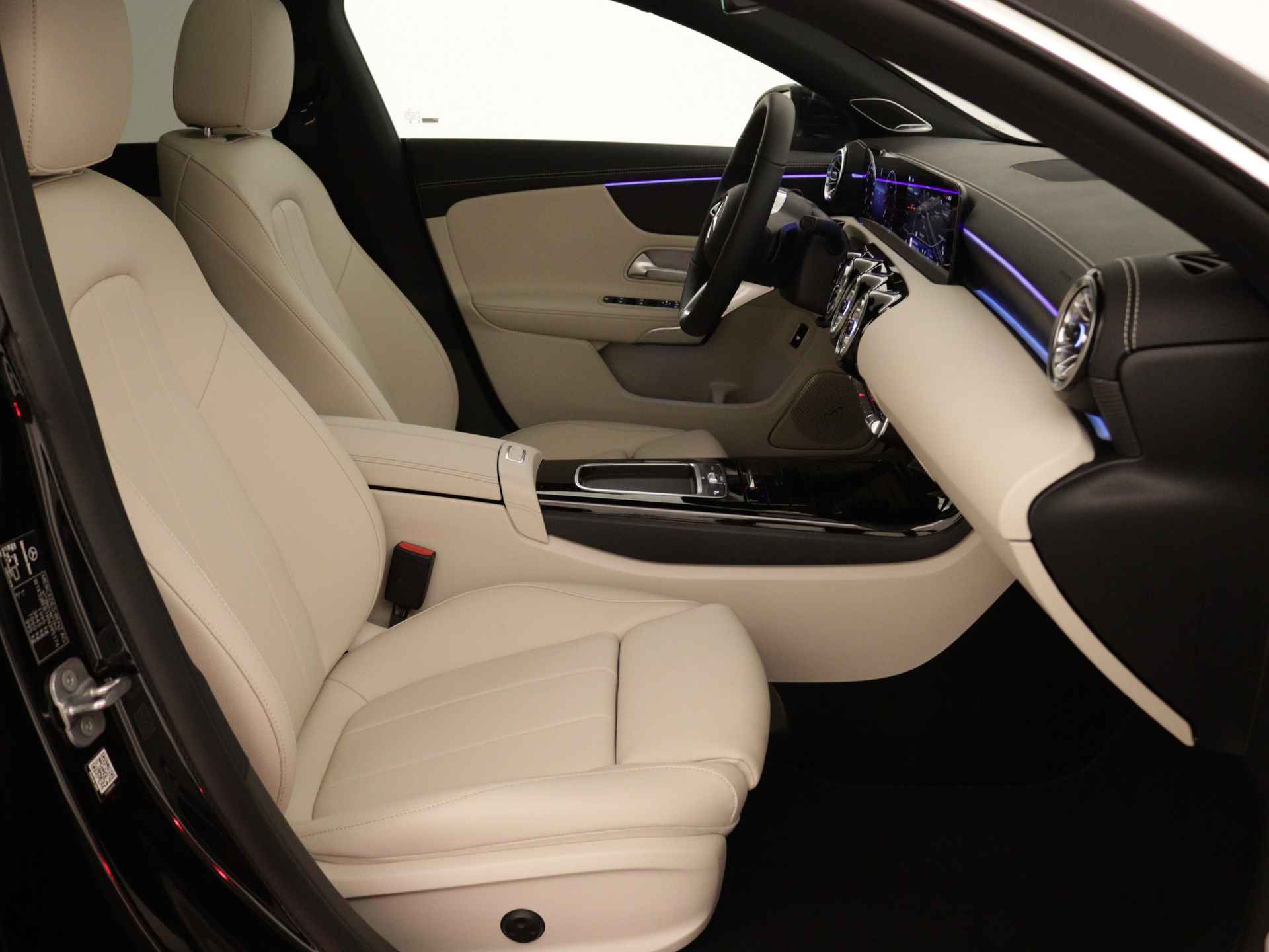 Mercedes-Benz CLA-Klasse 180 Luxury Line | MULTIBEAM LED | USB pakket plus | KEYLESS GO-comfortpakket | Panoramaschuifdak | Burmester Surround Sound systeem | Parkeerpakket met 360°-camera | Verkeersborden assistent | - 31/36