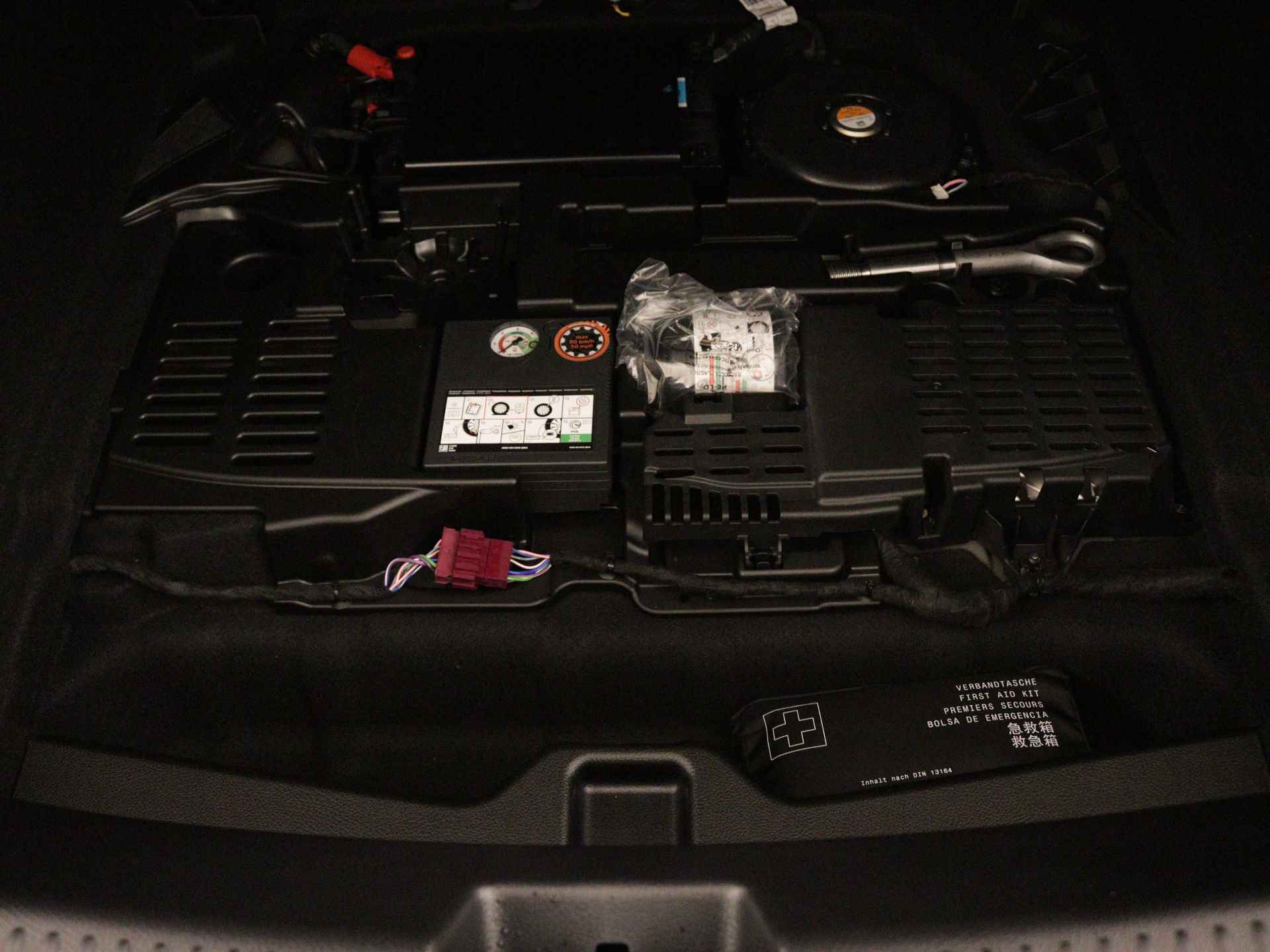 Mercedes-Benz CLA-Klasse 180 Luxury Line | MULTIBEAM LED | USB pakket plus | KEYLESS GO-comfortpakket | Panoramaschuifdak | Burmester Surround Sound systeem | Parkeerpakket met 360°-camera | Verkeersborden assistent | - 33/36