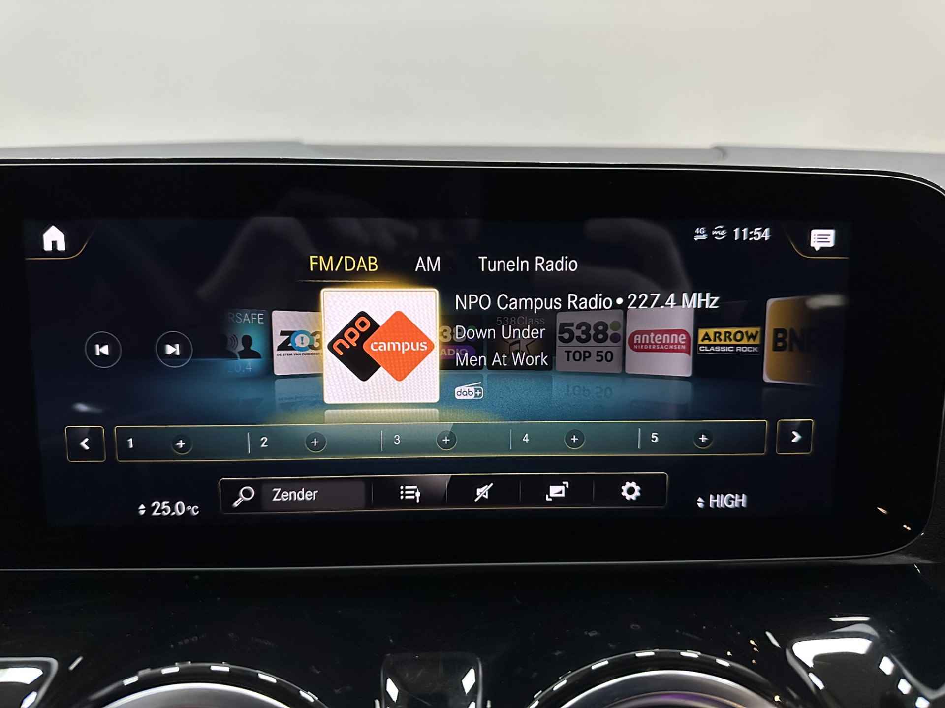 Mercedes-Benz B-Klasse 180 Business Solution AMG AMG Line | Airco ECC | LED | Widescreen | Sfeer | Camera | Cruise Control | Navigatie | Apple Carplay Android Auto | Isofix | - 21/47