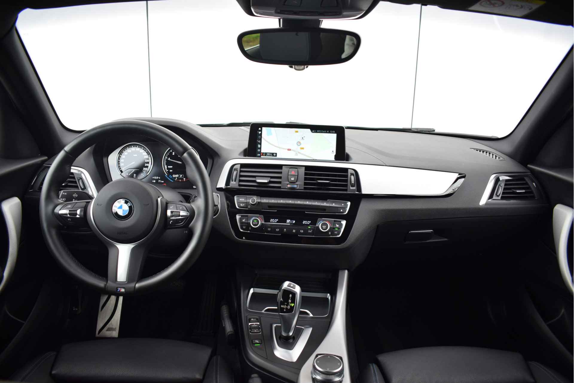 BMW 1-serie 118i Executive Automaat / Adaptieve LED / Sportstoelen / Park Assistant / M sportonderstel / Leder / Stoelverwarming - 4/28
