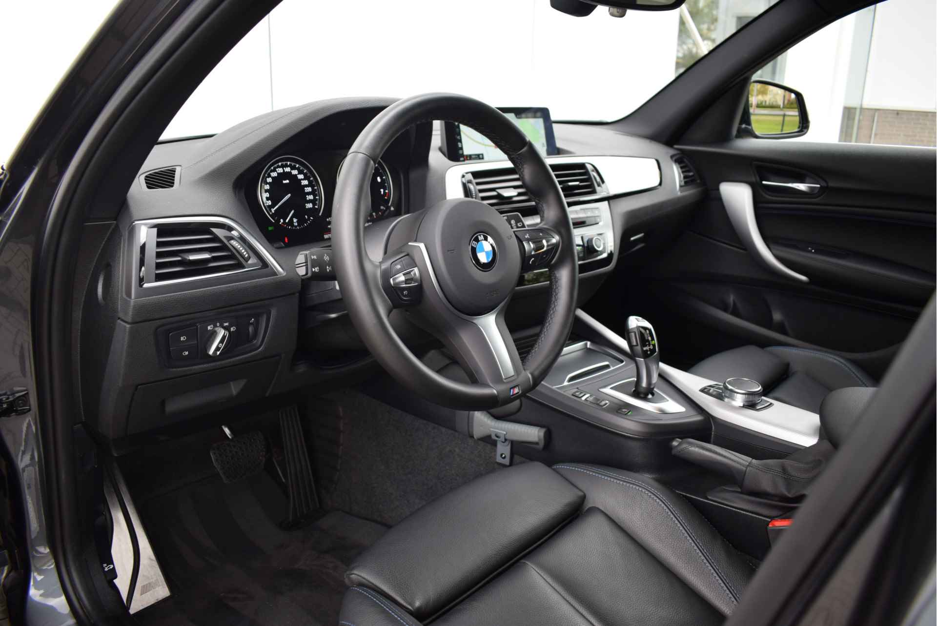 BMW 1-serie 118i Executive Automaat / Adaptieve LED / Sportstoelen / Park Assistant / M sportonderstel / Leder / Stoelverwarming - 18/28