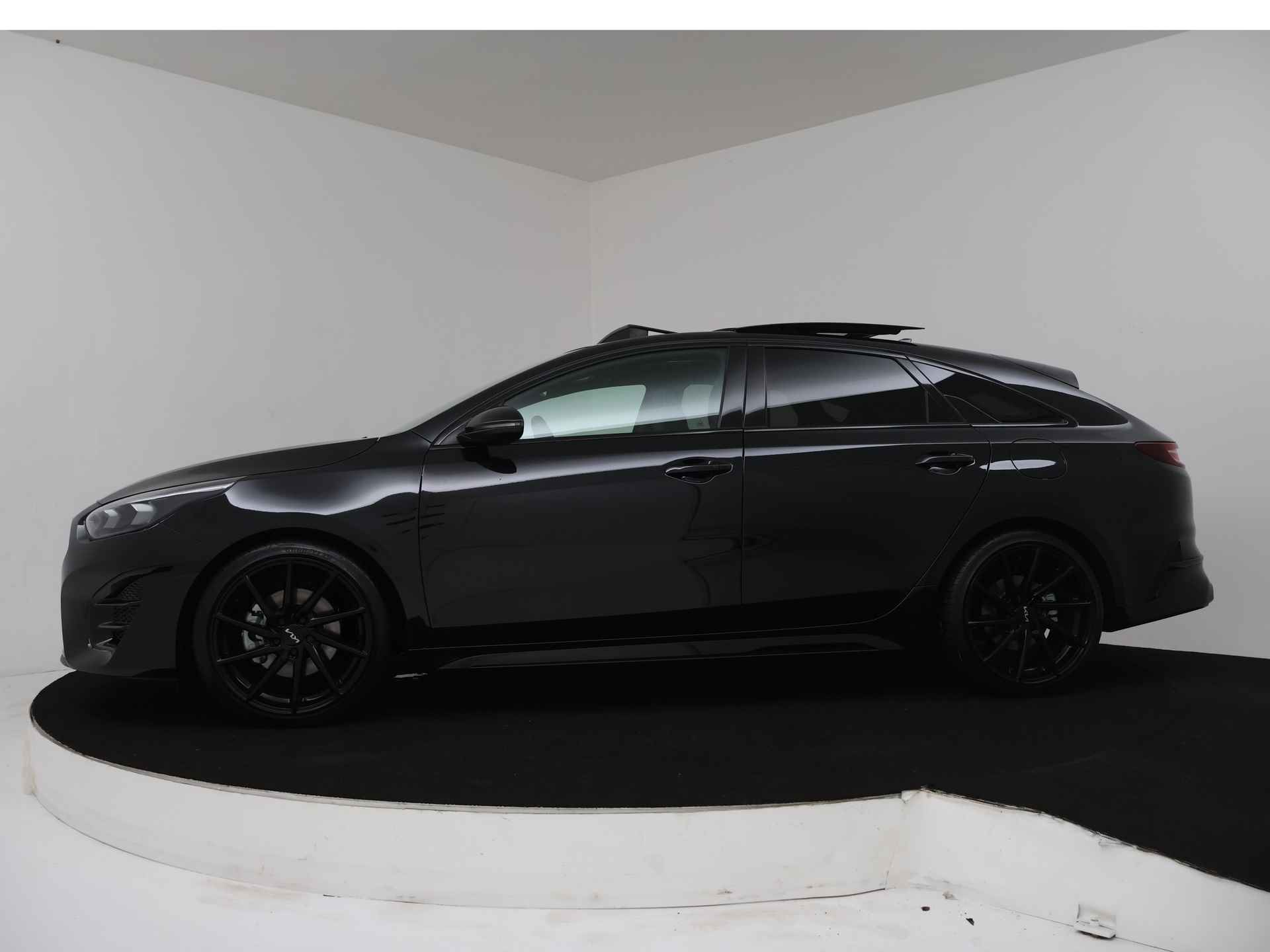 Kia ProCeed 1.5 T-GDi GT-PlusLine | Black Edition | 19 Inch Lichtmetalen velgen | Panoramadak | Beschikbaar per 10-01-2025 - 4/41