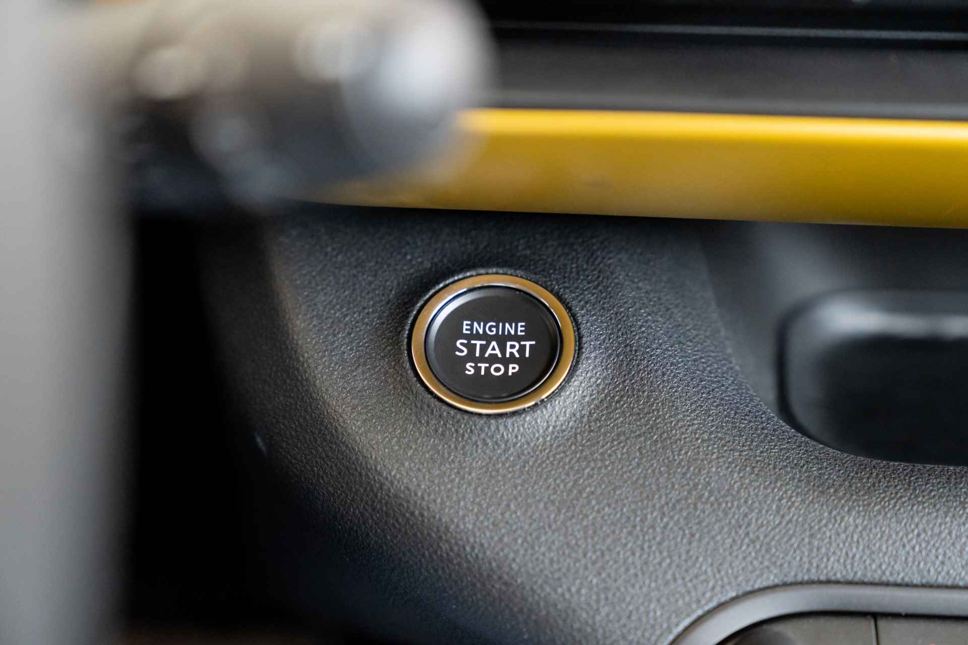 Jeep Avenger 1st Edition 54 kWh | Navigatie | All Season banden | Camera | Adaptive Cruise | 18 inch lichtmetaal | Parkeersensoren | - 27/37