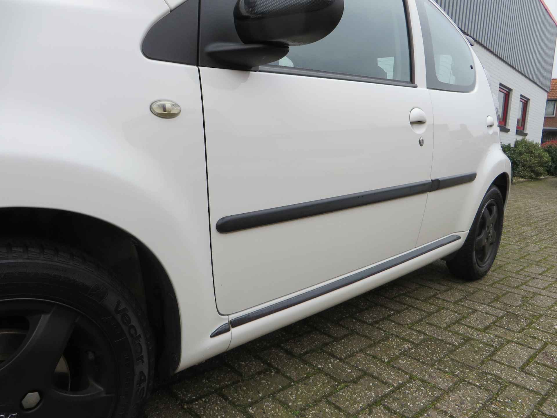 Peugeot 107 1.0 12V 68PK XS 5D/ Airco/ Origineel NL/ All season banden/ Lichtmetalen velgen/ Centrale vergrendeling/ Origineel NL/ NAP - 24/30