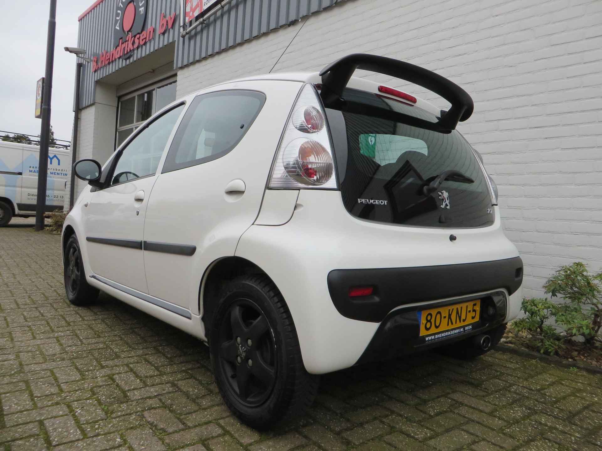 Peugeot 107 1.0 12V 68PK XS 5D/ Airco/ Origineel NL/ All season banden/ Lichtmetalen velgen/ Centrale vergrendeling/ Origineel NL/ NAP - 26/30