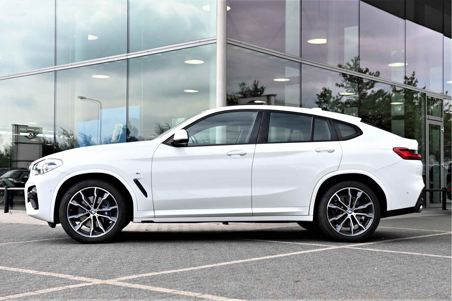 BMW X4 xDrive30i High Executive M Sport Automaat / Panoramadak / Sportstoelen / Parking Assistant Plus / LED / M Sportonderstel / Navigatie Professional / Leder - 6/25