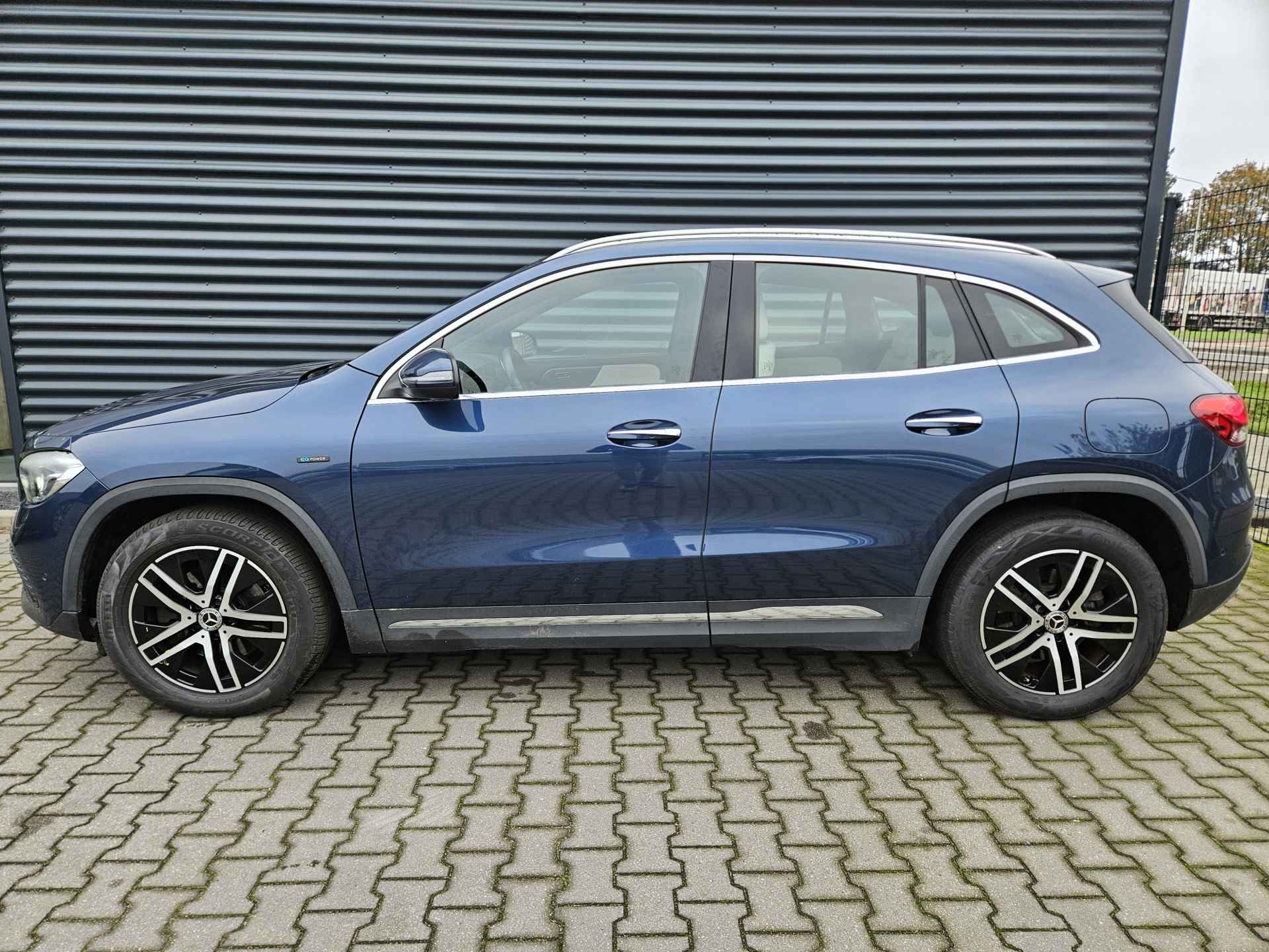 Mercedes-Benz GLA 250 e Style Plug In Hybrid Dealer O.H PHEV | Panodak | Widescreen Navi | Lederen Sportstoelen Verwarmd | Camera | Keyless | Apple Carplay | Sfeerverlichting | - 3/25