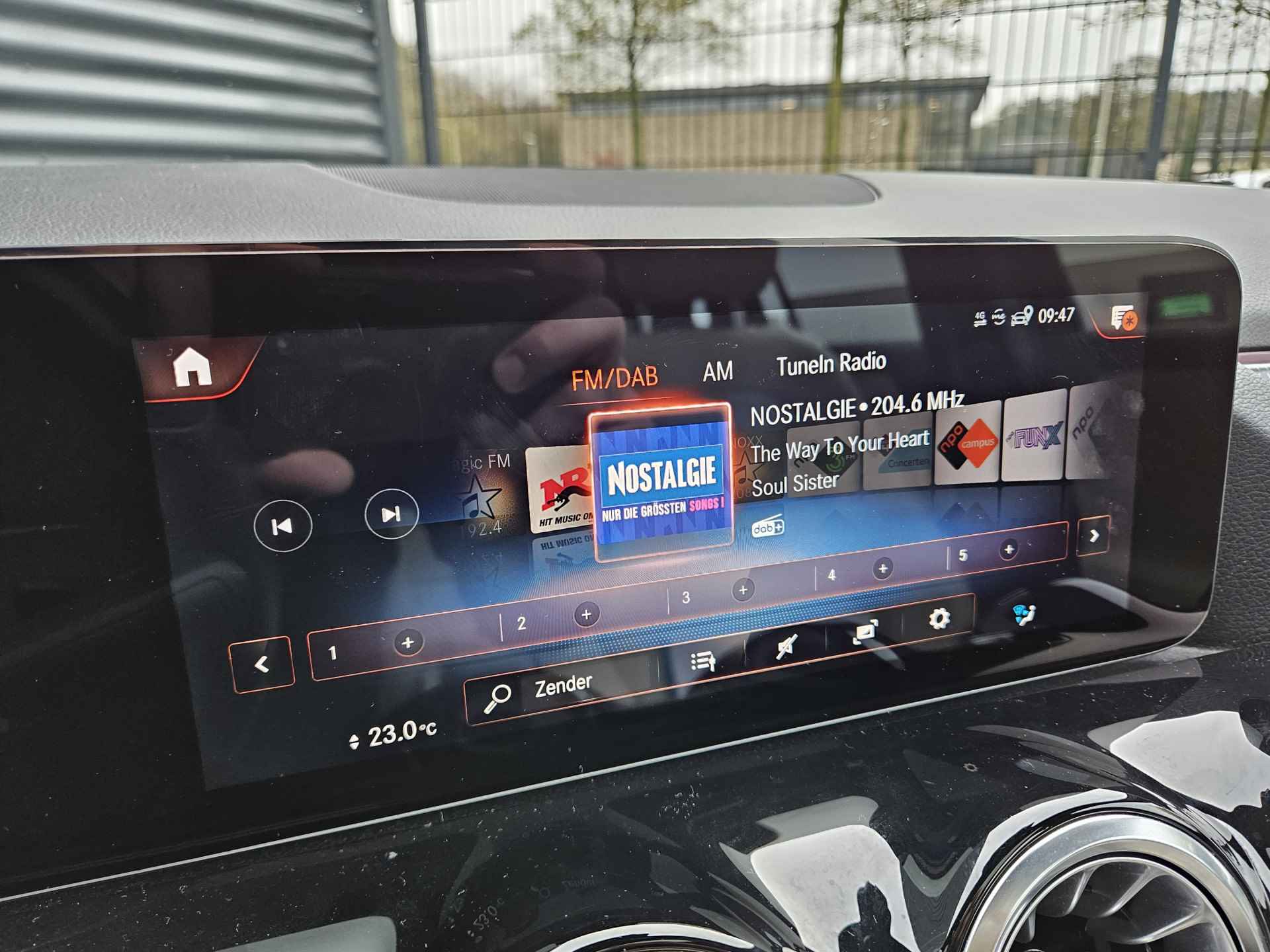 Mercedes-Benz GLA 250 e Style Plug In Hybrid Dealer O.H PHEV | Panodak | Widescreen Navi | Lederen Sportstoelen Verwarmd | Camera | Keyless | Apple Carplay | Sfeerverlichting | - 19/25