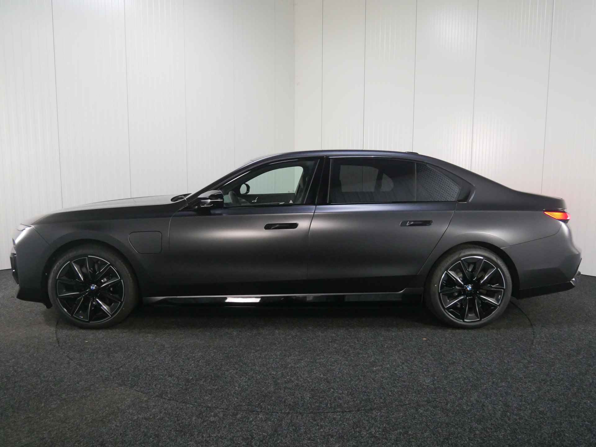 BMW 7 Serie M760e xDrive High Executive Automaat / Panoramadak Sky Lounge / Massagefunctie voor + achter / Bowers & Wilkins / Parking Assistant Professional / Active Steering - 4/45