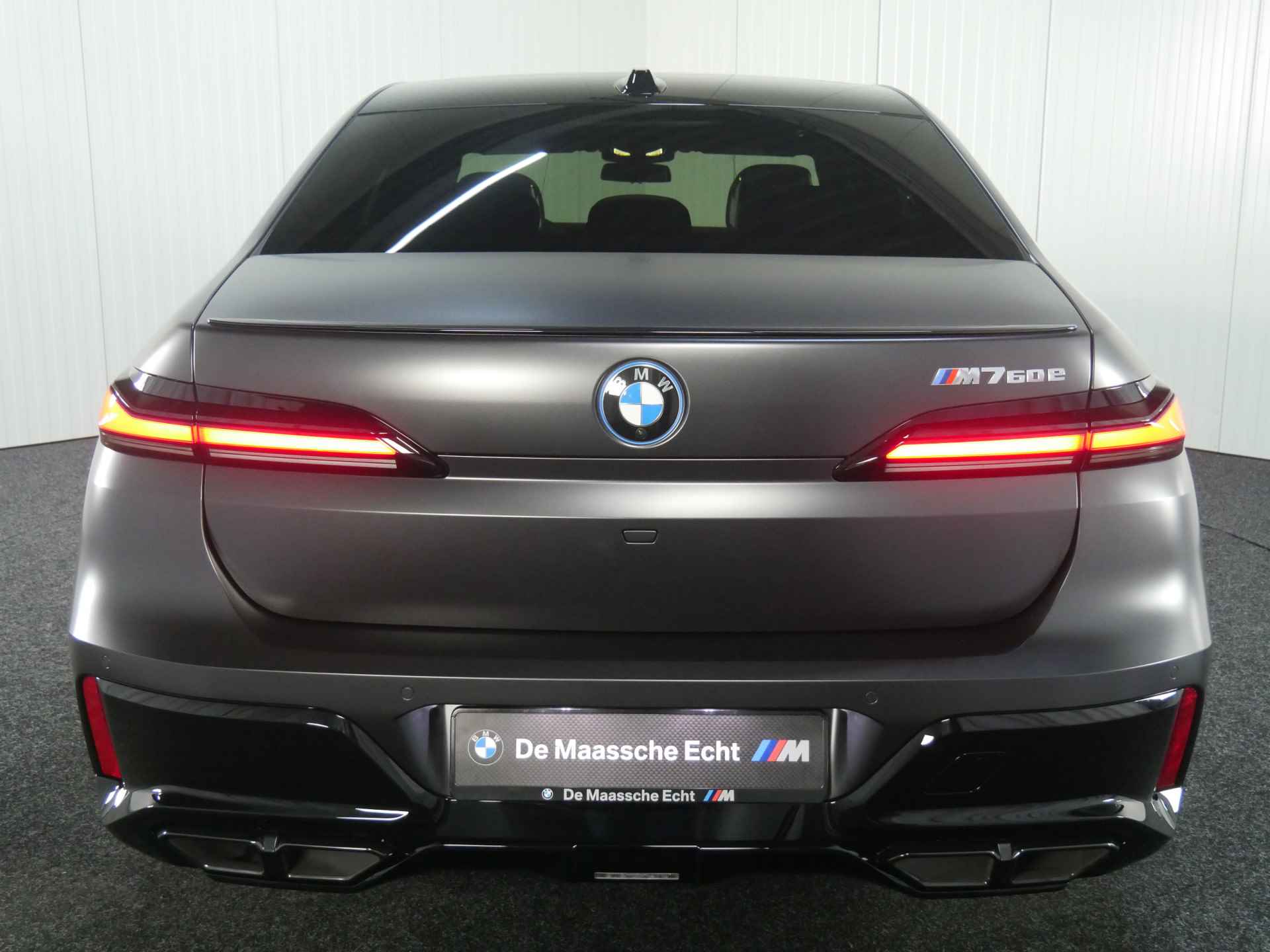 BMW 7 Serie M760e xDrive High Executive Automaat / Panoramadak Sky Lounge / Massagefunctie voor + achter / Bowers & Wilkins / Parking Assistant Professional / Active Steering - 34/45