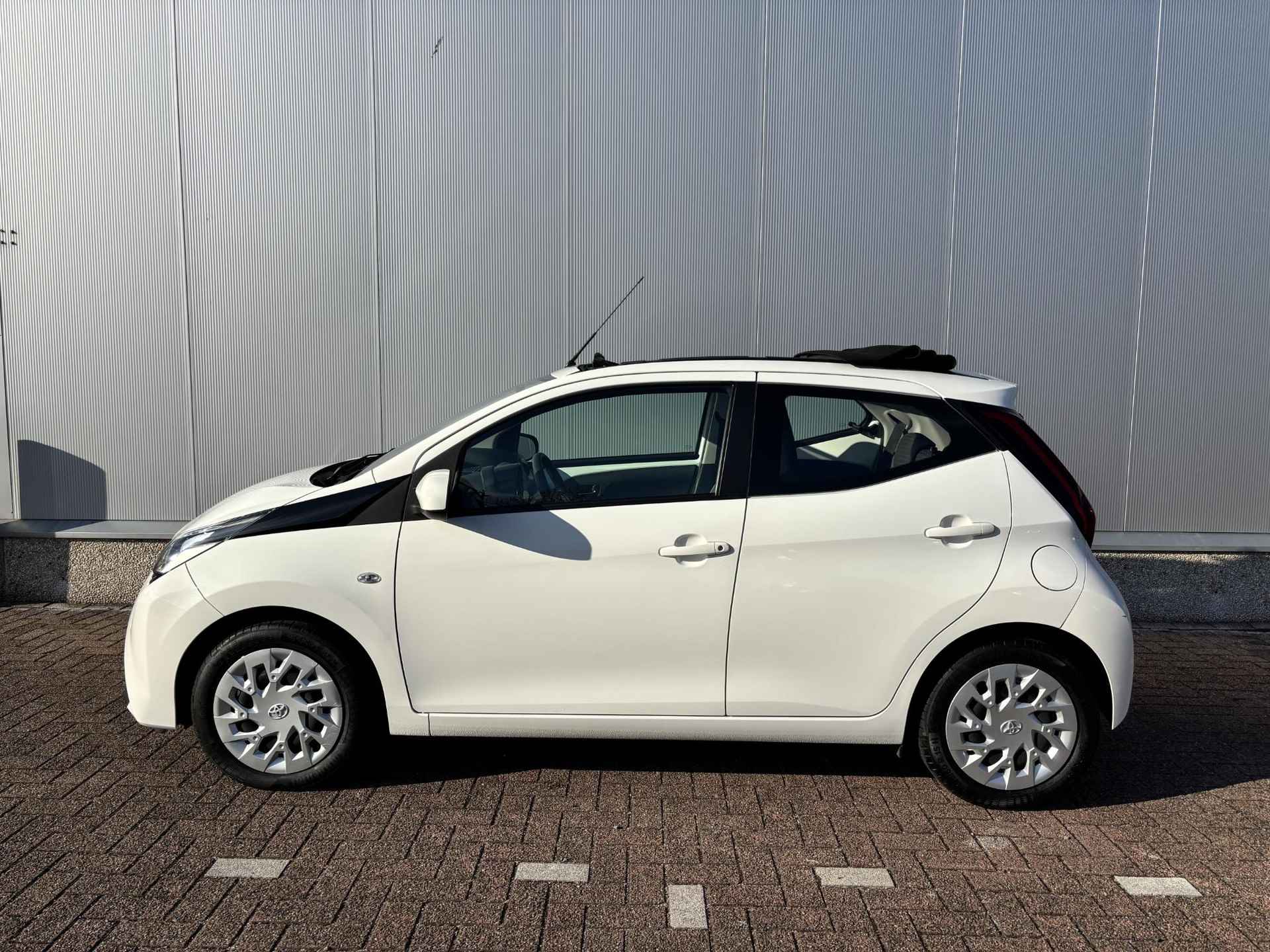 Toyota Aygo 1.0 VVT-i x-play limited Cabrio, Apple carplay, Android auto. - 9/45