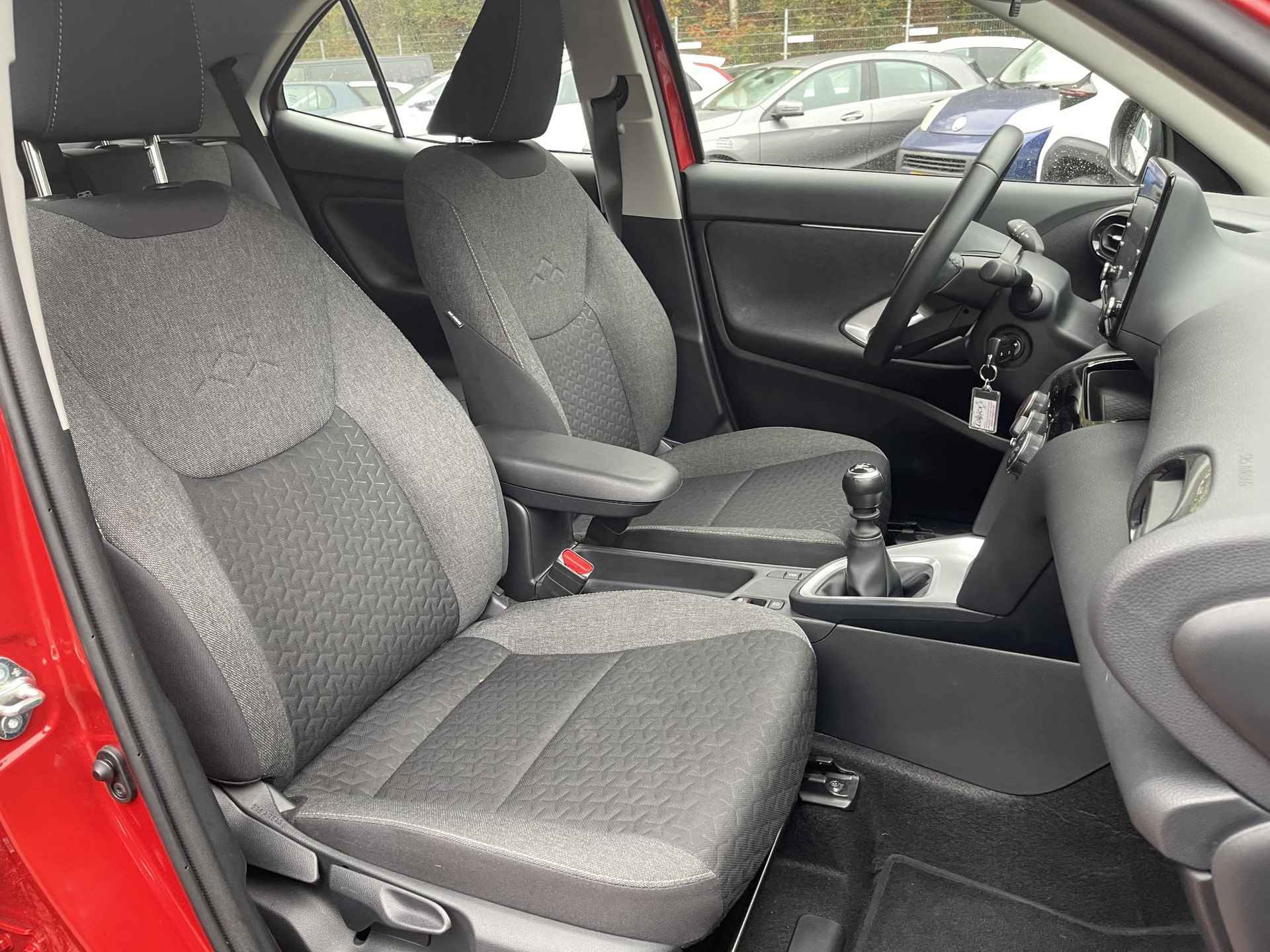 Toyota Yaris Cross 1.5 VVT-I Active | Adaptive cruise control | Achteruitrij camera | Airco | Centrale deurvergrendeling | Apple Carplay/Android Auto | Start/Stop systeem | - 10/26