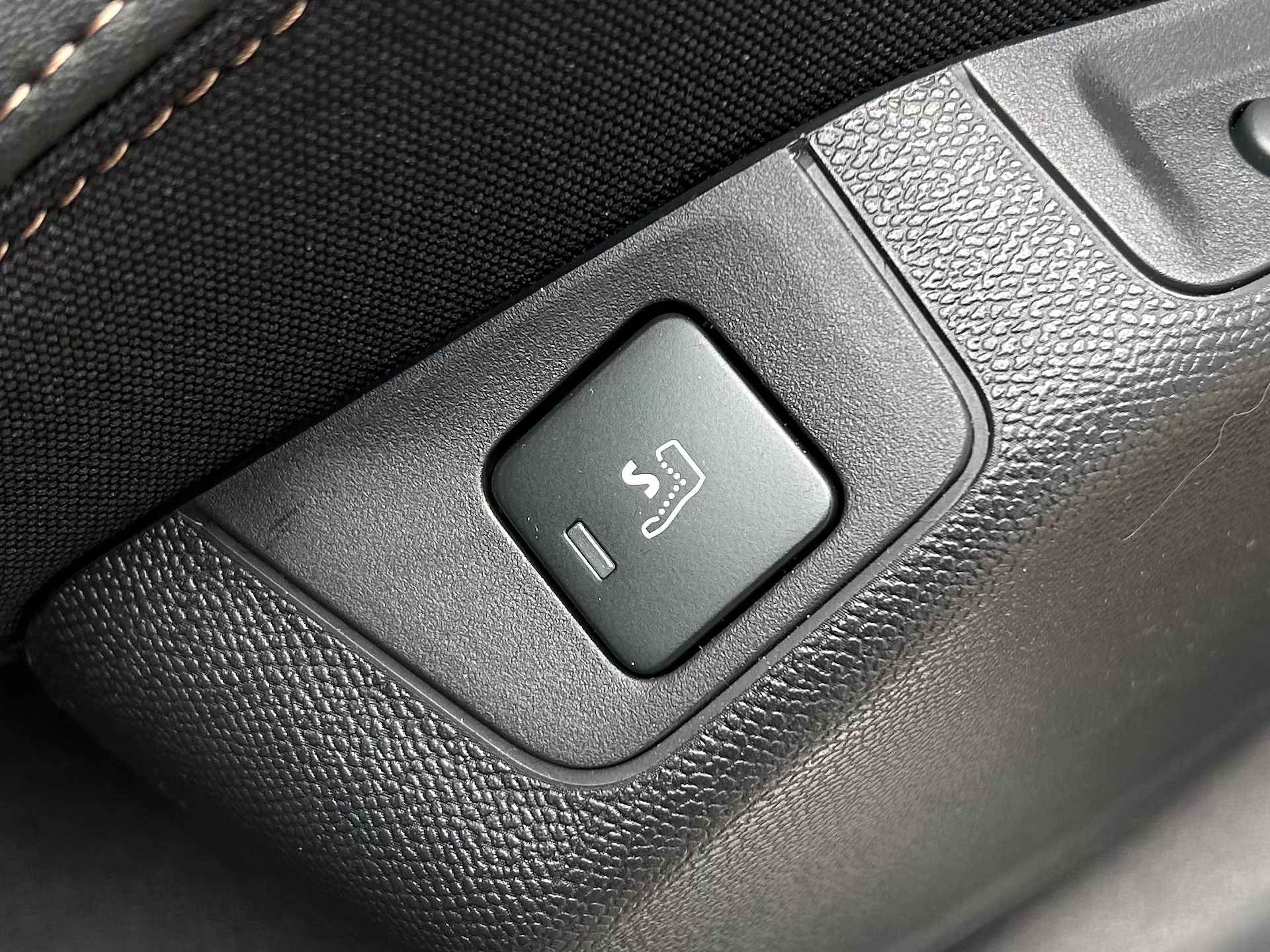 Peugeot 3008 1.2 Hybrid 136pk e-DSC6 GT | FOCAL | Apple Carplay Android auto  | Massage functie | Geheugen standen stoel | Black Pack  Afwerking | Alcantara | - 35/62