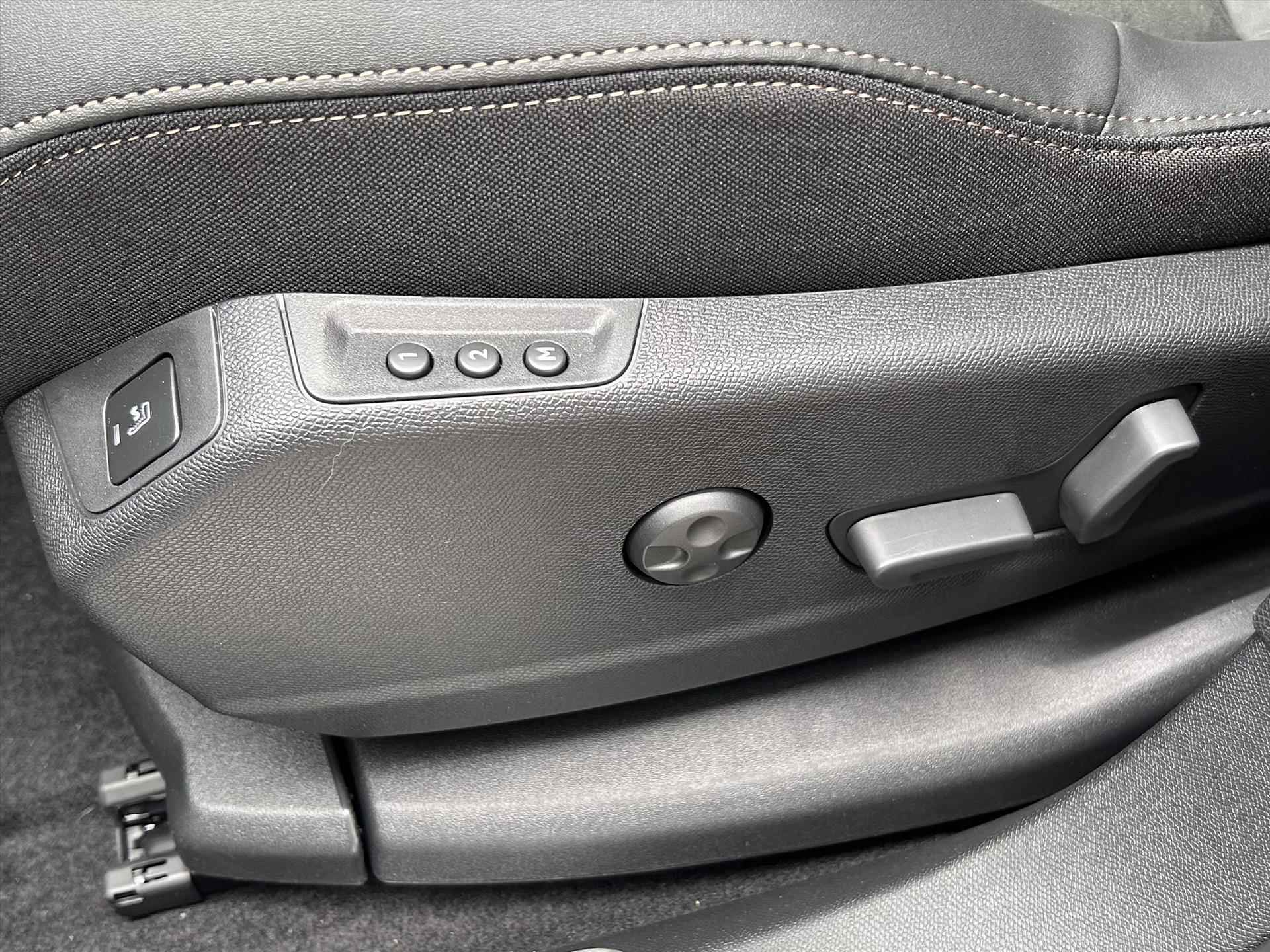 Peugeot 3008 1.2 Hybrid 136pk e-DSC6 GT | FOCAL | Apple Carplay Android auto  | Massage functie | Geheugen standen stoel | Black Pack  Afwerking | Alcantara | - 36/62