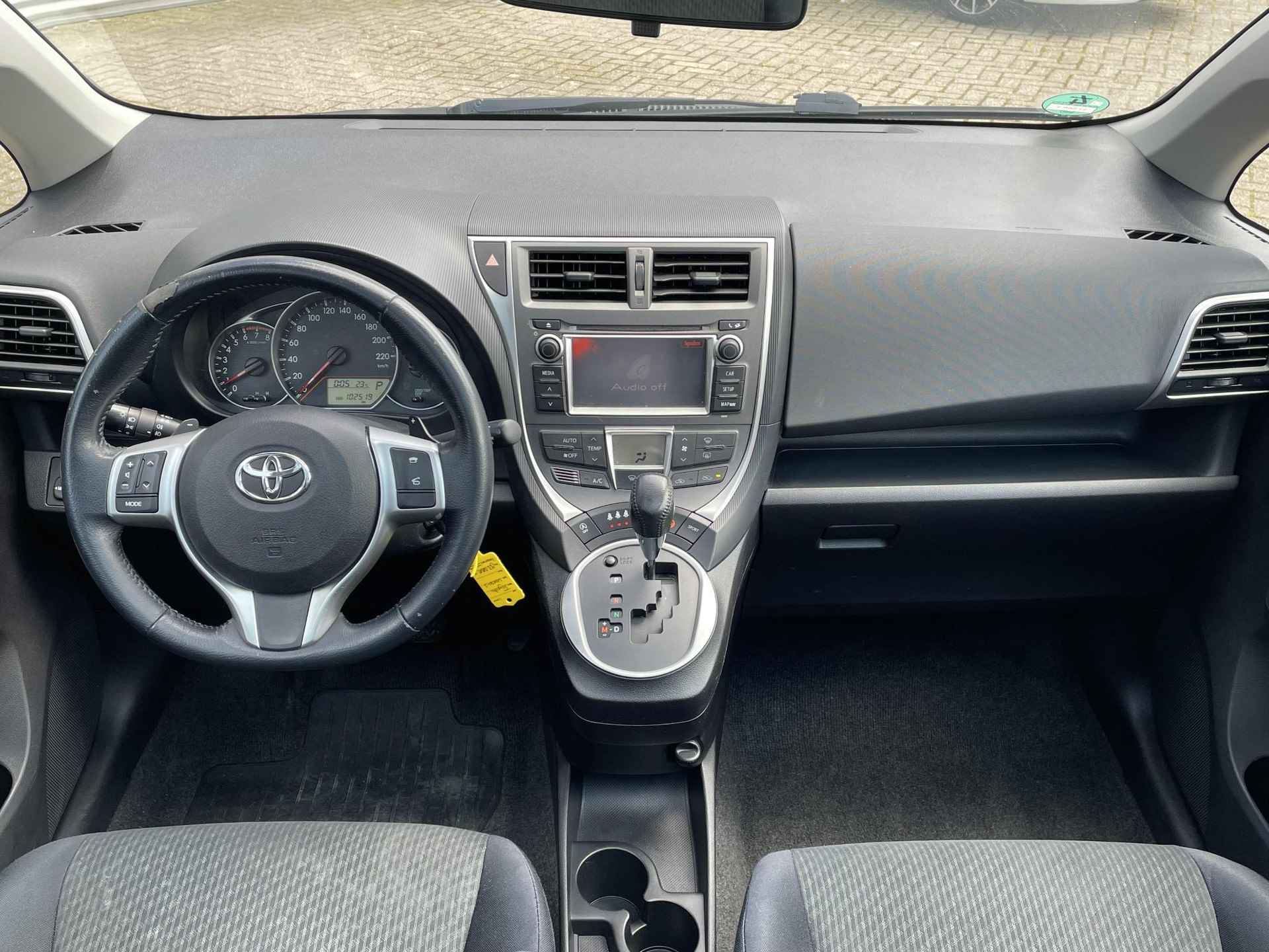 Toyota Verso-S 1.3 VVT-i Aspiration **AUTOMAAT/ TREKHAAK/ PANORAMADAK/ NAVIGATIE** - 7/30