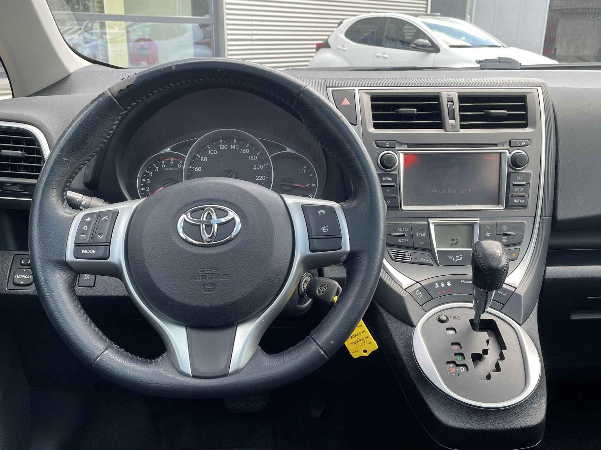 Toyota Verso-S 1.3 VVT-i Aspiration **AUTOMAAT/ TREKHAAK/ PANORAMADAK/ NAVIGATIE** - 11/30