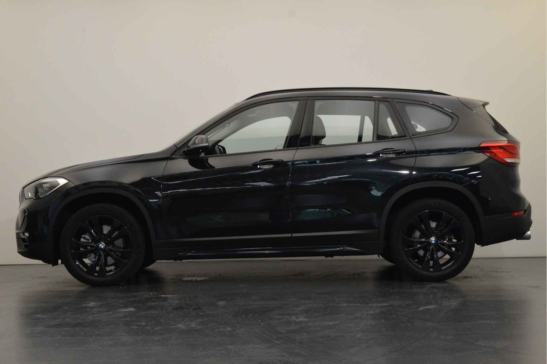 BMW X1 sDrive20i Executive Sport Line Automaat / Adaptieve LED / Head-Up / Sportstoelen / Navigatie Plus / Cruise Control - 3/23