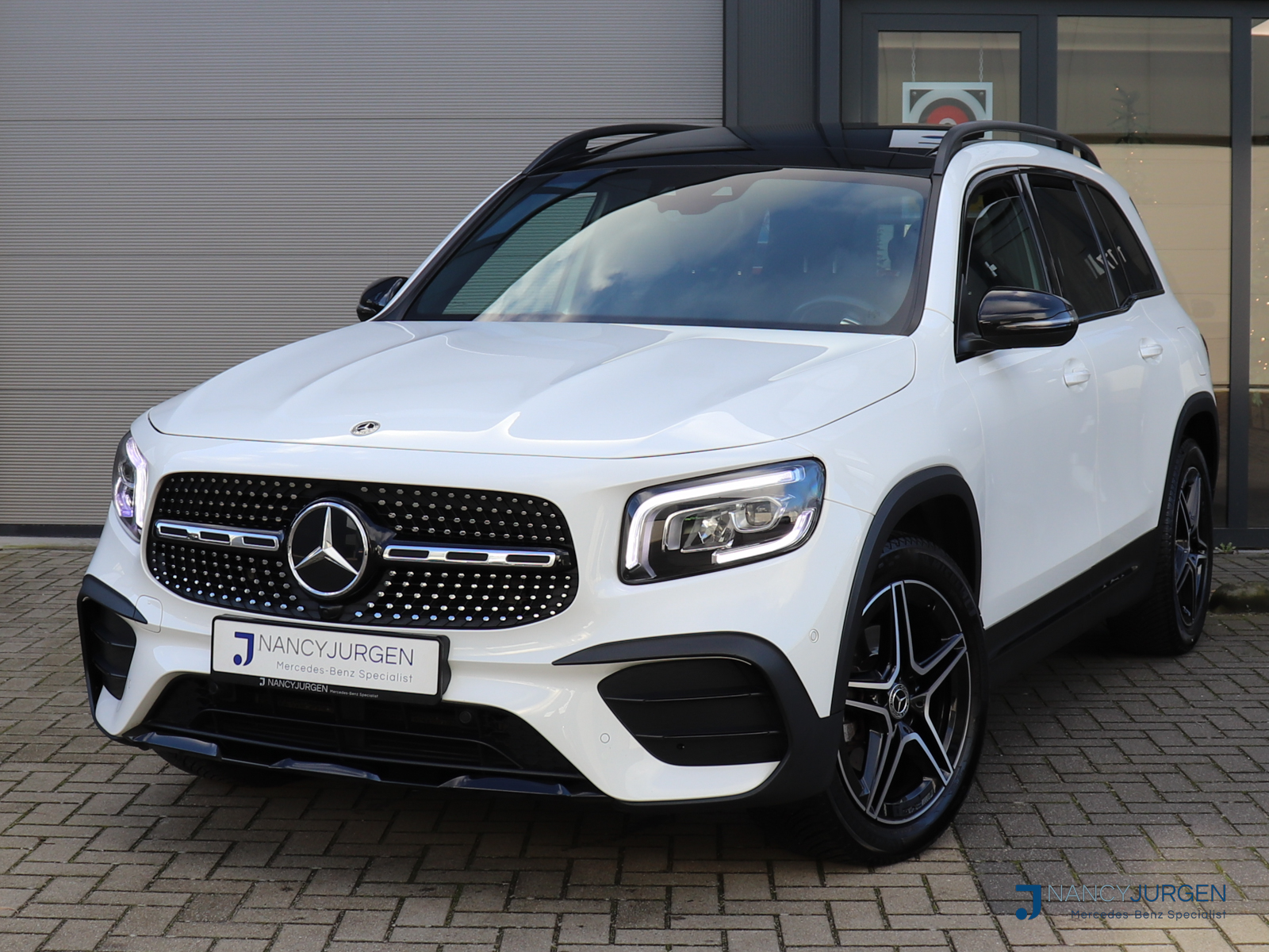 Mercedes-Benz GLB 200 AMG | 7G Aut | Ambiente | Aut. Airco | Business | LED | MBUX | Night Pakket | Elektr. Panorama Schuifdak | Parkeer Pakket | Trekhaak Zwenkbaar |