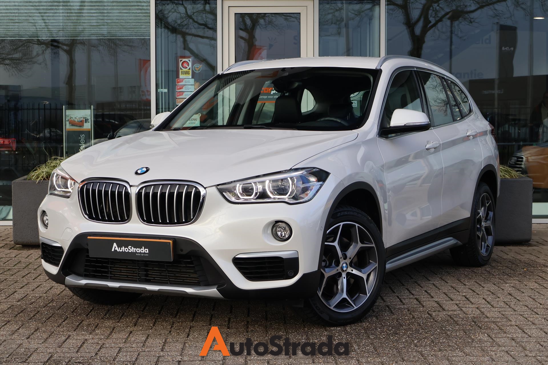 BMW X1 (f48) sDrive20i High Executive 192pk Aut | Leder | Navi | Stoelverwarming | LED | Cruise | Climate