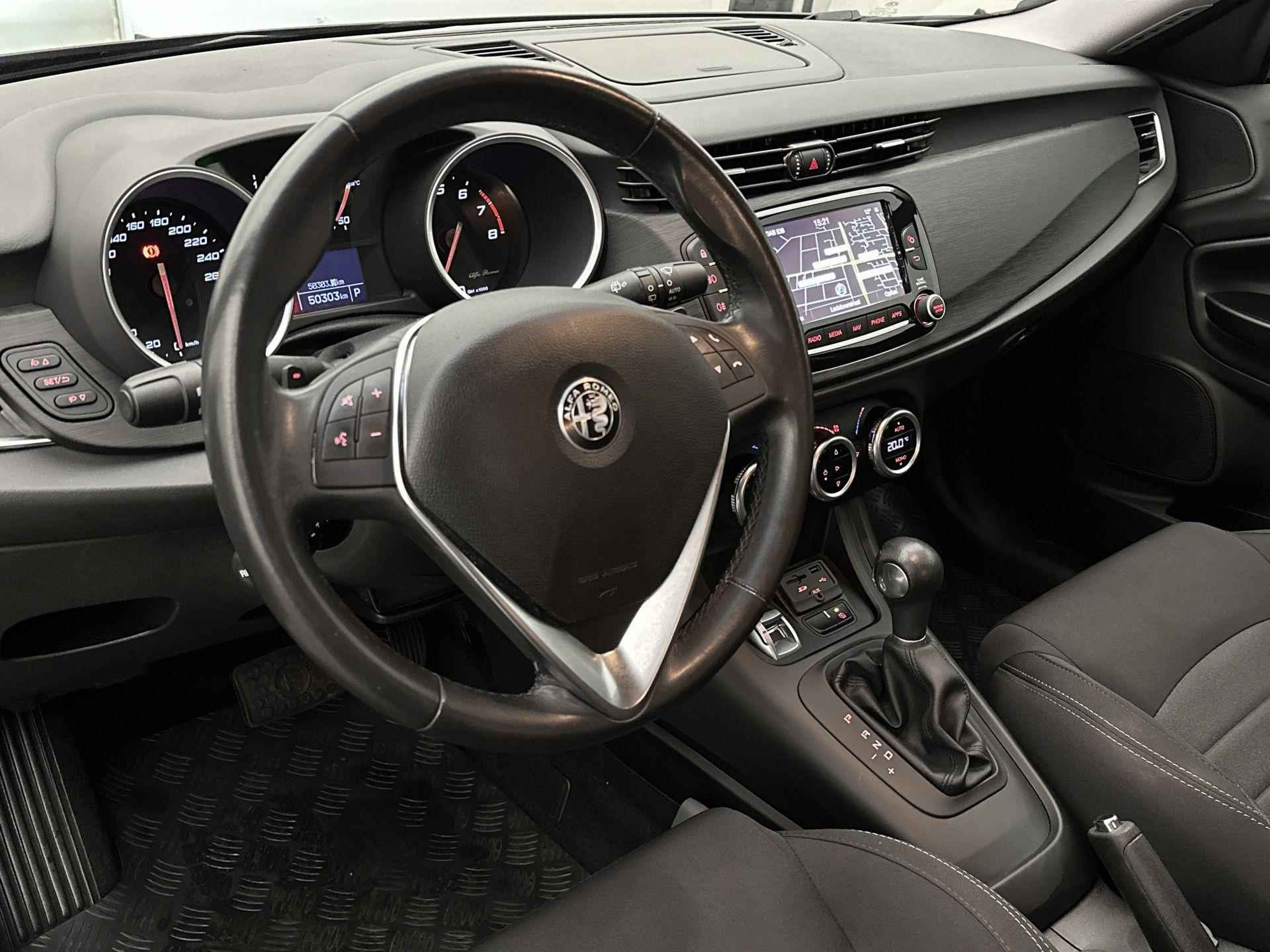 Alfa Romeo Giulietta Super 170 pk Automaat | Navigatie | Parkeersensoren Achter | LED Dagrijverlichting | Lederen Stuurwiel | Start/Stop Systeem | Climate Control | Cruise Control | Bluetooth | 17" Lichtmetalen Velgen | - 12/31