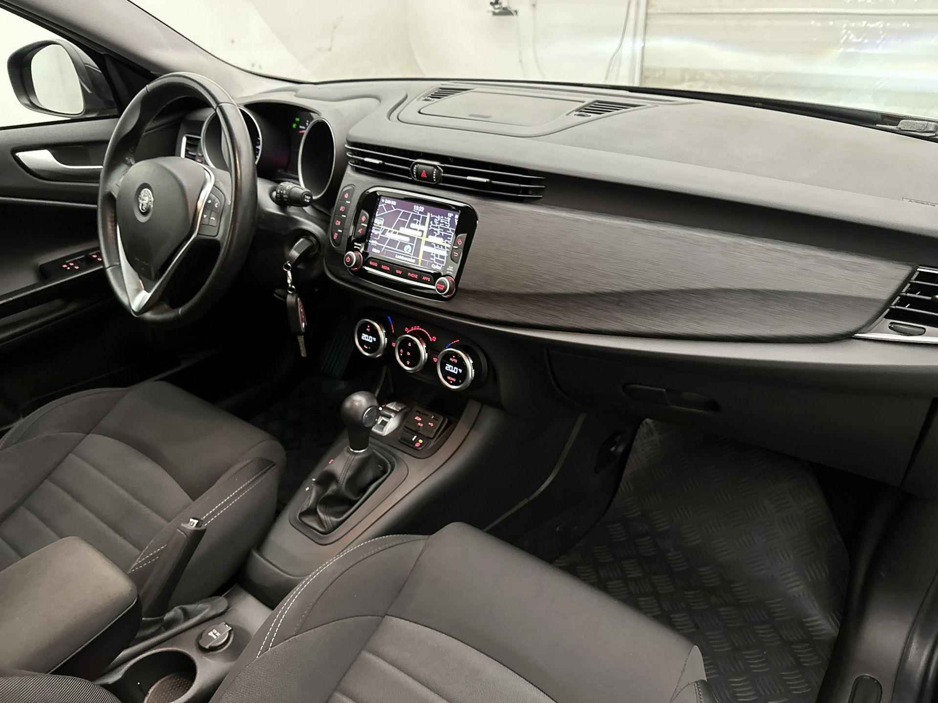 Alfa Romeo Giulietta Super 170 pk Automaat | Navigatie | Parkeersensoren Achter | LED Dagrijverlichting | Lederen Stuurwiel | Start/Stop Systeem | Climate Control | Cruise Control | Bluetooth | 17" Lichtmetalen Velgen | - 15/31