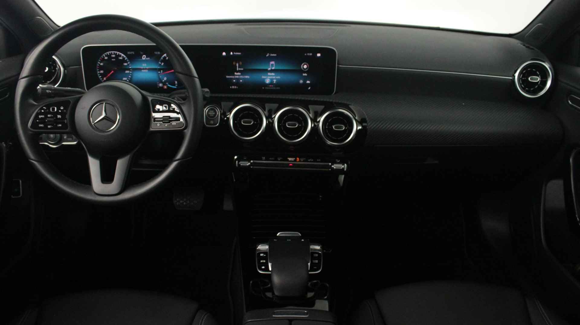 Mercedes-Benz A-klasse 200 Business Solution Limousine | Panoramadak  | Achteruitrijcamera | Apple carplay / Android auto Navigatie | - 4/40