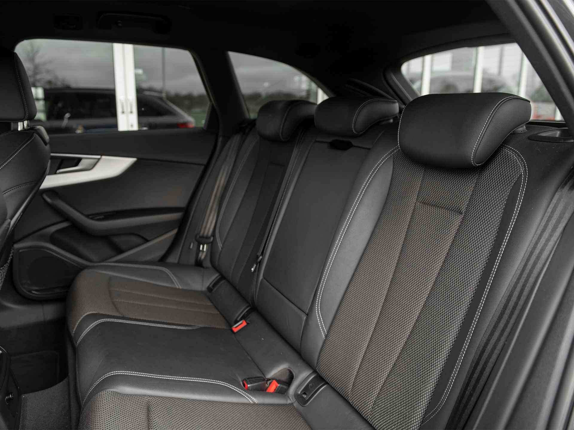 Audi A4 Avant 2.0TDi 190pk Quattro S-Tronic S-Line Black Edition | MMI Navi Plus | Virtual Cockpit | Ass.pakket Tour & City | Black optic | Comf.telefonie | Afn. Trekhaak | Adaptive Cruise Control | Active Lane Assist | Standkachel - 6/60