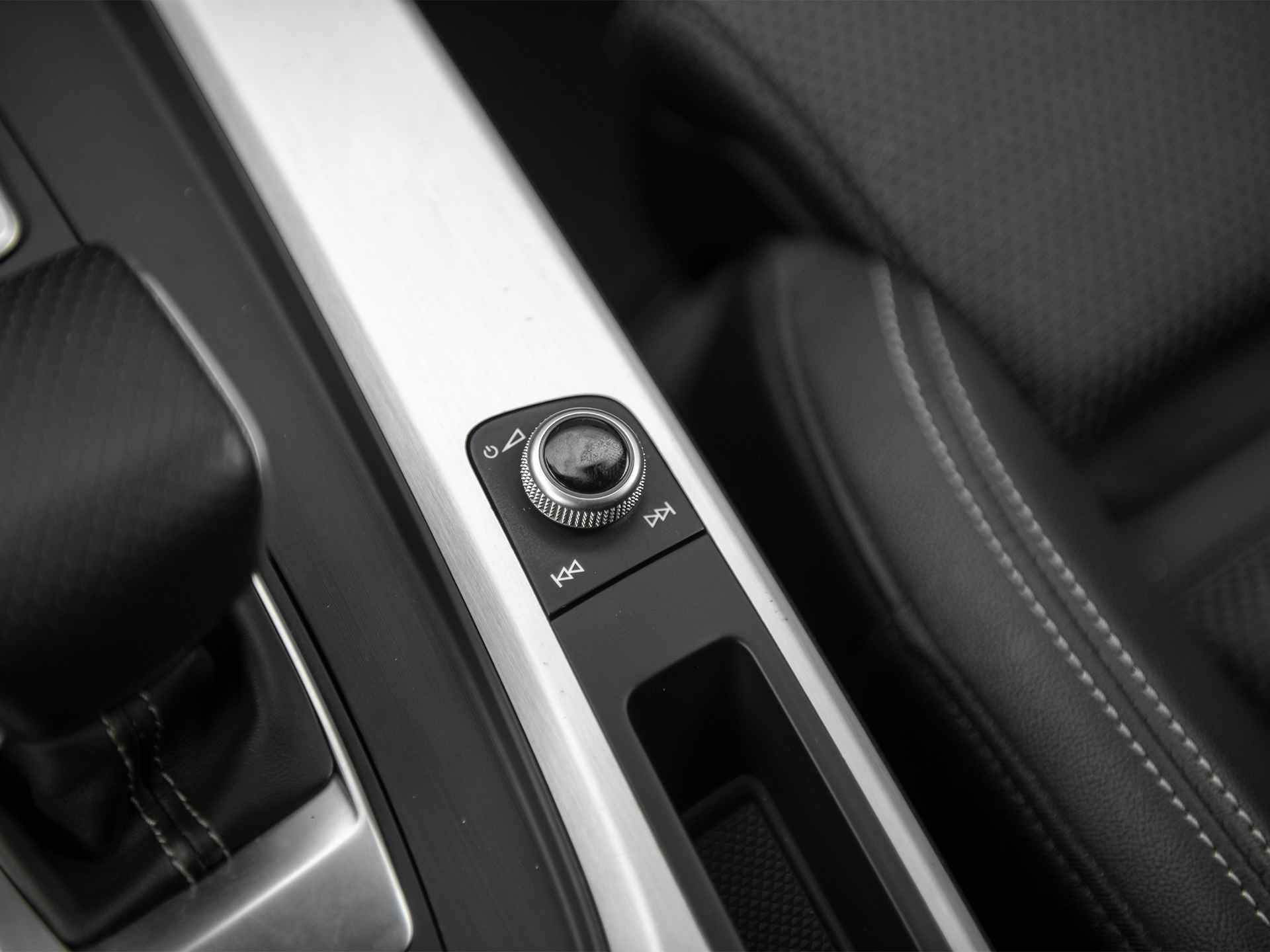 Audi A4 Avant 2.0TDi 190pk Quattro S-Tronic S-Line Black Edition | MMI Navi Plus | Virtual Cockpit | Ass.pakket Tour & City | Black optic | Comf.telefonie | Afn. Trekhaak | Adaptive Cruise Control | Active Lane Assist | Standkachel - 35/60