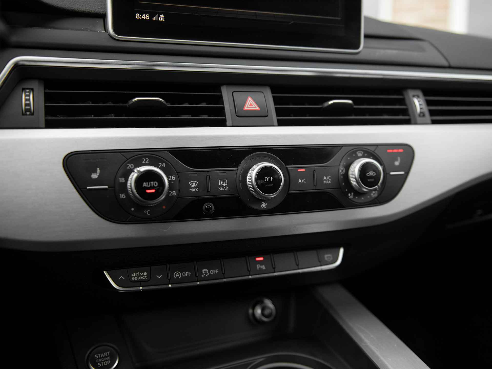 Audi A4 Avant 2.0TDi 190pk Quattro S-Tronic S-Line Black Edition | MMI Navi Plus | Virtual Cockpit | Ass.pakket Tour & City | Black optic | Comf.telefonie | Afn. Trekhaak | Adaptive Cruise Control | Active Lane Assist | Standkachel - 36/60