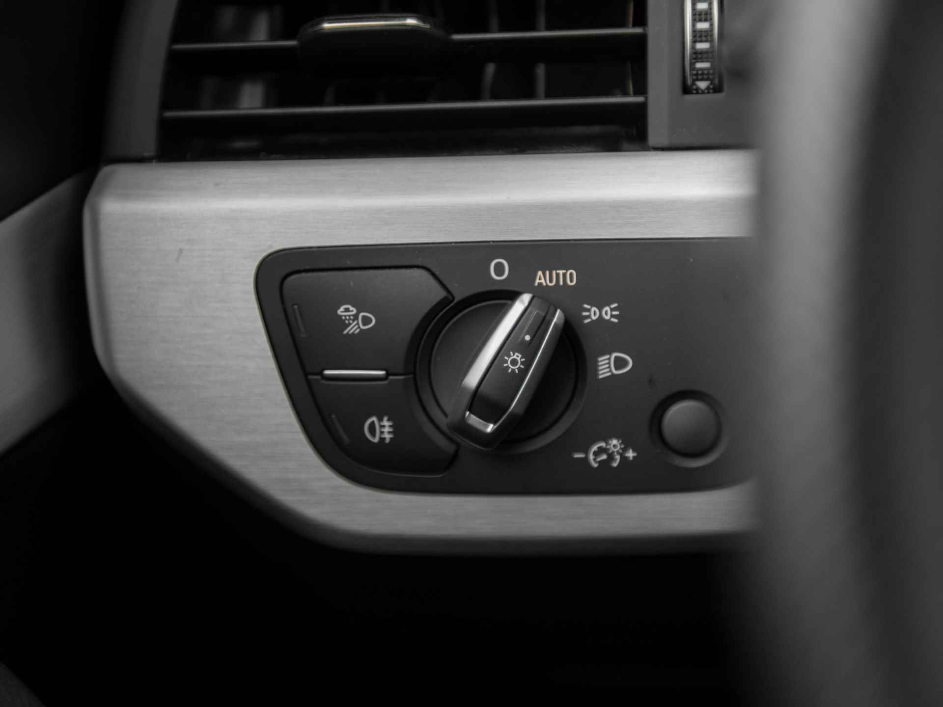Audi A4 Avant 2.0TDi 190pk Quattro S-Tronic S-Line Black Edition | MMI Navi Plus | Virtual Cockpit | Ass.pakket Tour & City | Black optic | Comf.telefonie | Afn. Trekhaak | Adaptive Cruise Control | Active Lane Assist | Standkachel - 59/60