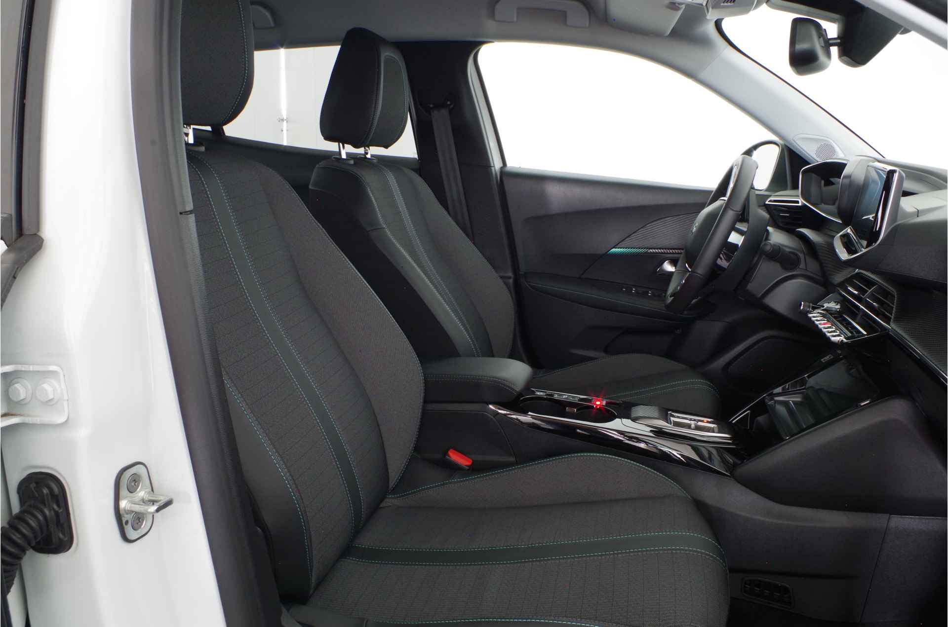 Peugeot e-2008 EV Allure Pack 50 kWh > Camera/16%bijtelling//17inch/all season/Parelmoer-wit/digitale cockpit - 8/27