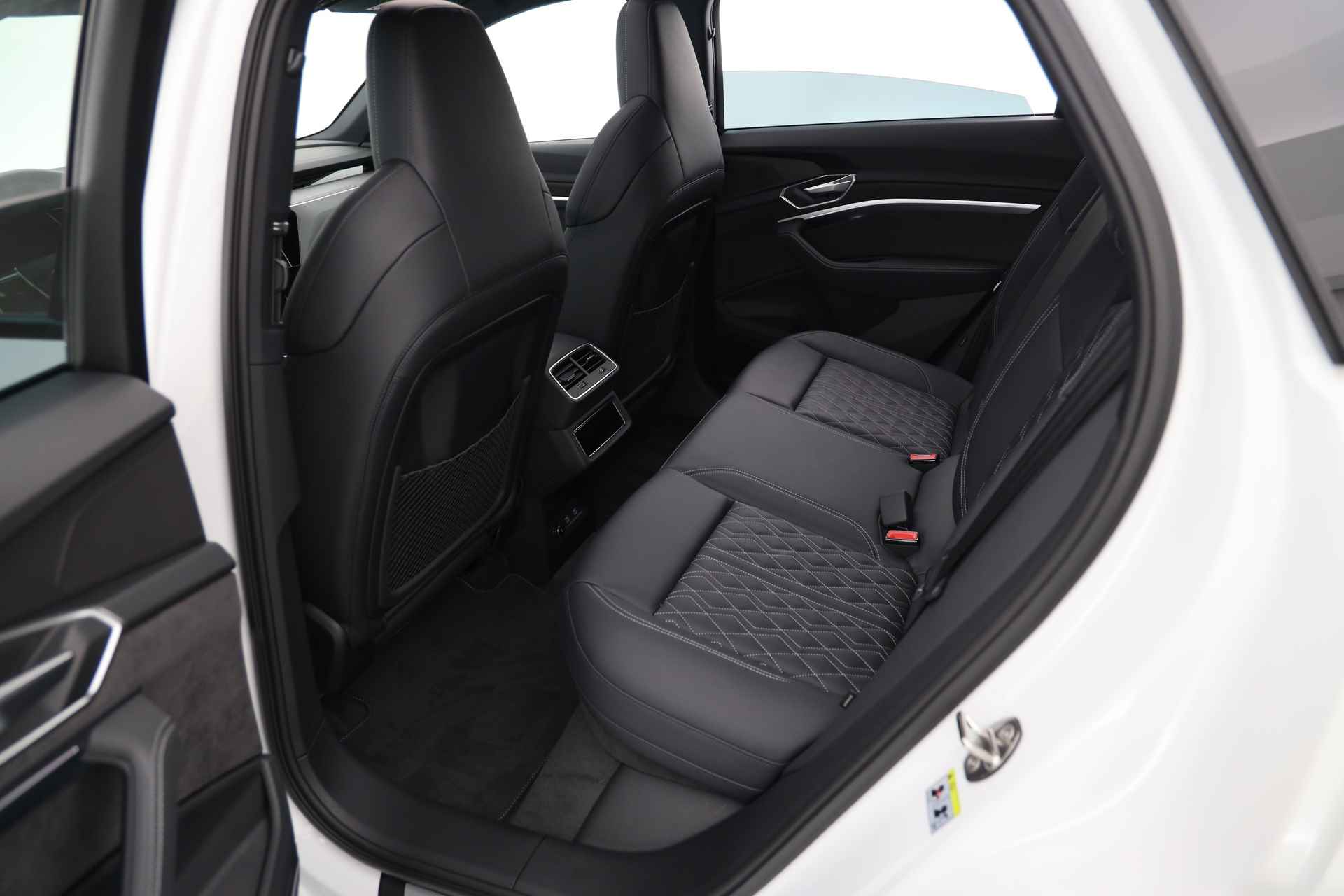 Audi e-tron Sportback S Quattro 504pk | Incl. BTW | Nachtzicht | Panodak | B&O | Head Up | Tour Pack | Virtual Mirrors | Carbon int. | - 45/50