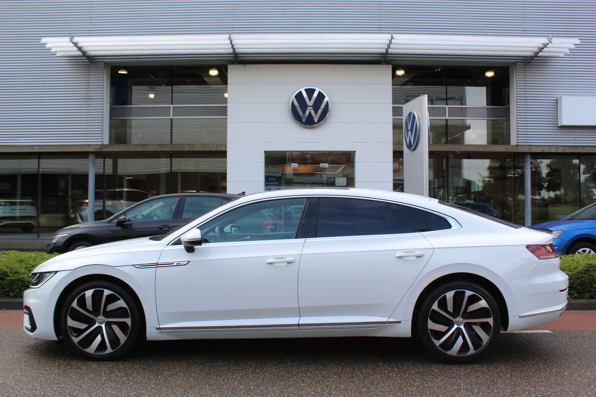 Volkswagen Arteon 2.0 TSI Business R Exclusive DSG/ Digitale Cockpit/ Led/ Panoramadak/ R line Int. + Ext/ do Glas/ Elec.Klep/ Camera/ Parkeersensor V. + A. /19 lmv/ - 8/36