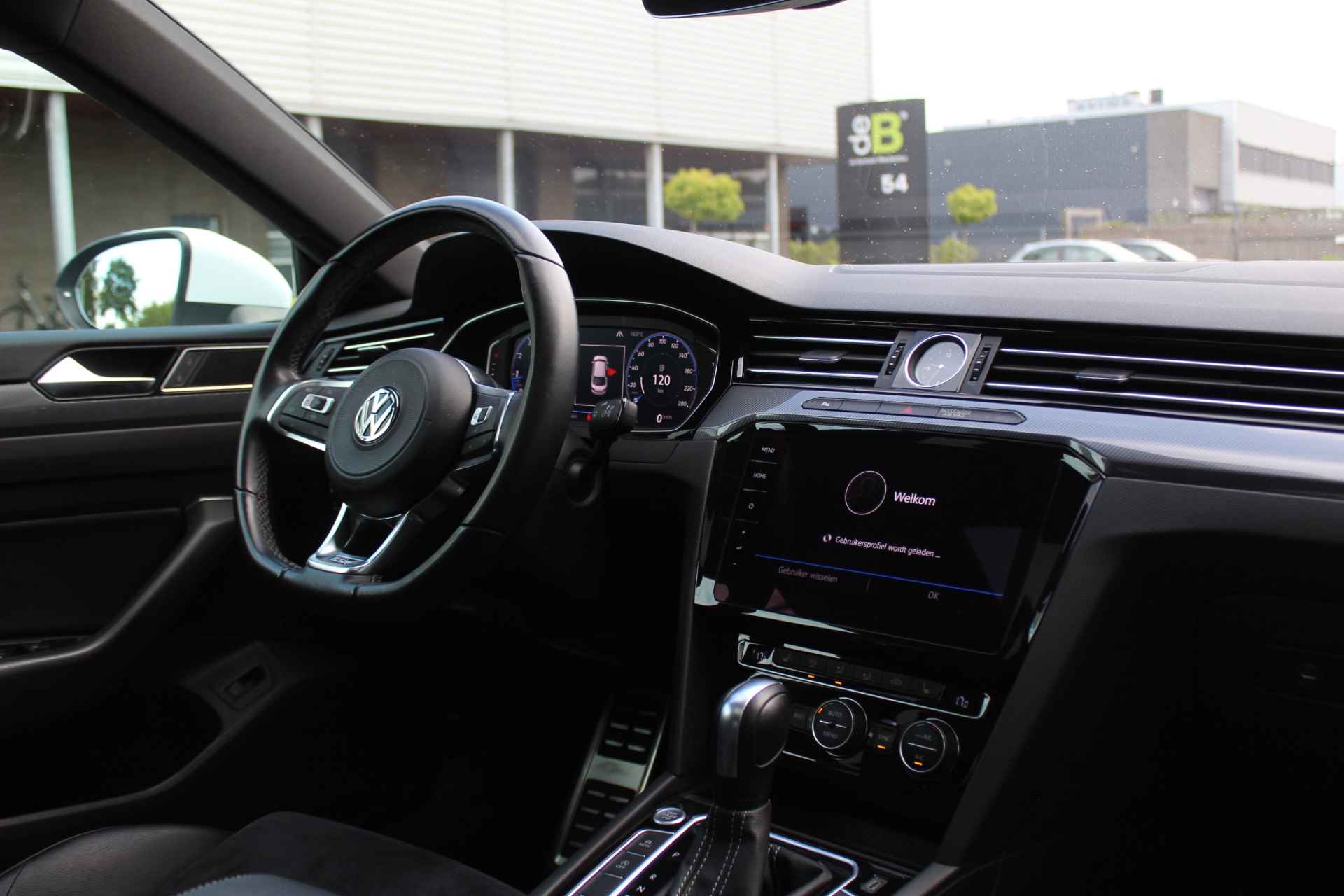 Volkswagen Arteon 2.0 TSI Business R Exclusive DSG/ Digitale Cockpit/ Led/ Panoramadak/ R line Int. + Ext/ do Glas/ Elec.Klep/ Camera/ Parkeersensor V. + A. /19 lmv/ - 18/36