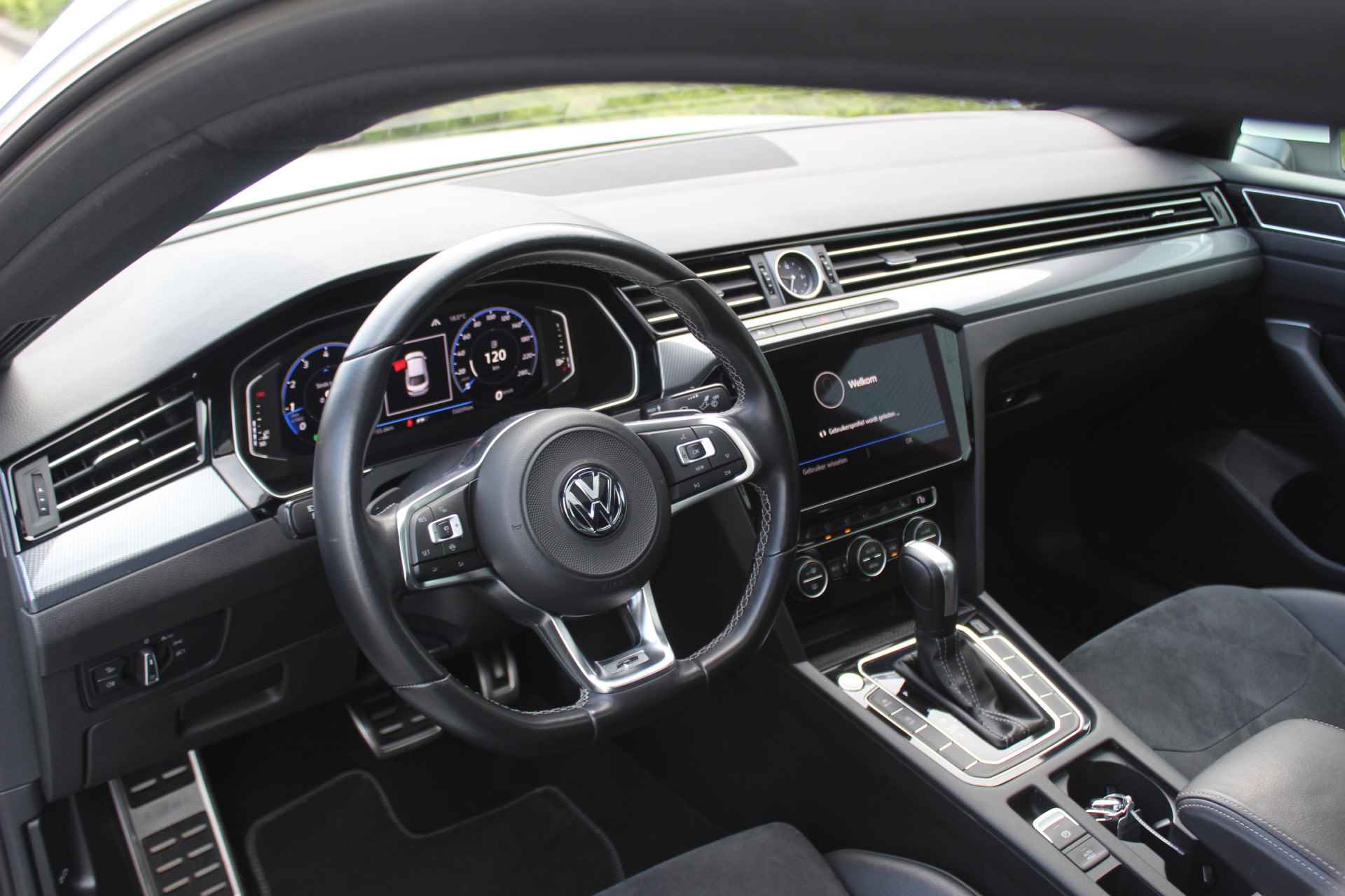 Volkswagen Arteon 2.0 TSI Business R Exclusive DSG/ Digitale Cockpit/ Led/ Panoramadak/ R line Int. + Ext/ do Glas/ Elec.Klep/ Camera/ Parkeersensor V. + A. /19 lmv/ - 19/36