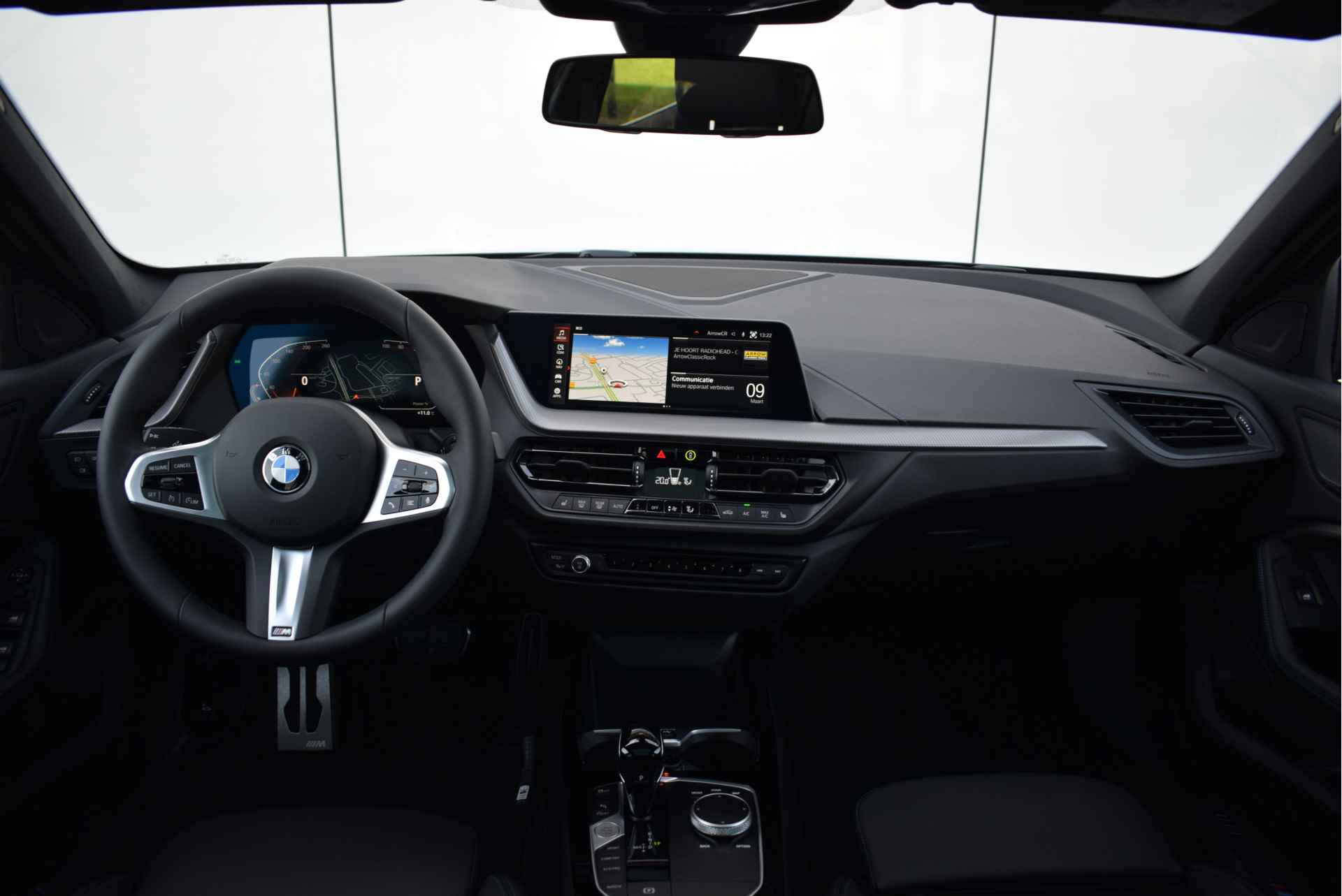 BMW 1-serie 118i High Executive M Sport Automaat / Panoramadak / Sportstoelen / LED / M Sportonderstel / Parking Assistant / Live Cockpit Professional / Stoelverwarming - 4/28