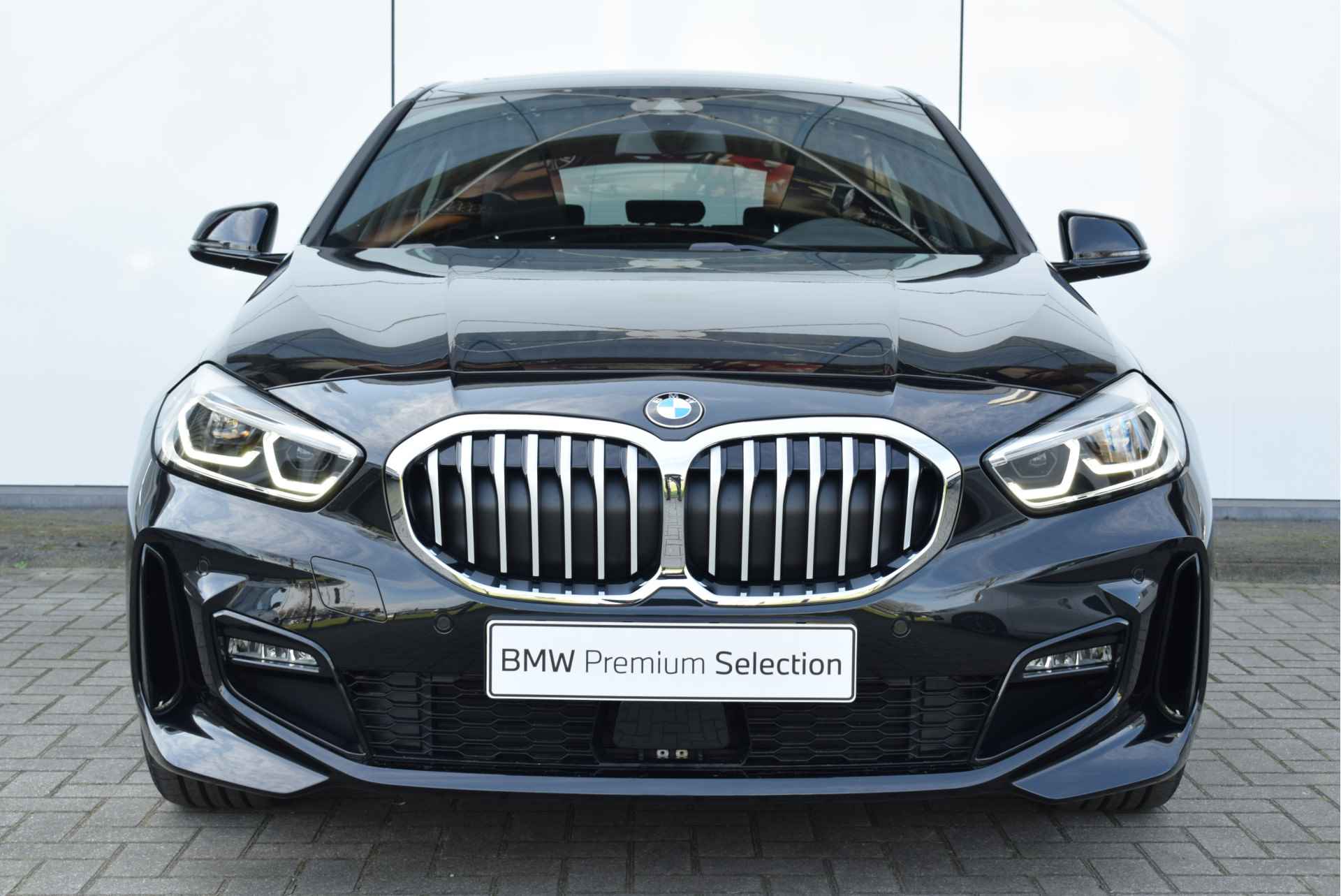BMW 1-serie 118i High Executive M Sport Automaat / Panoramadak / Sportstoelen / LED / M Sportonderstel / Parking Assistant / Live Cockpit Professional / Stoelverwarming - 8/28