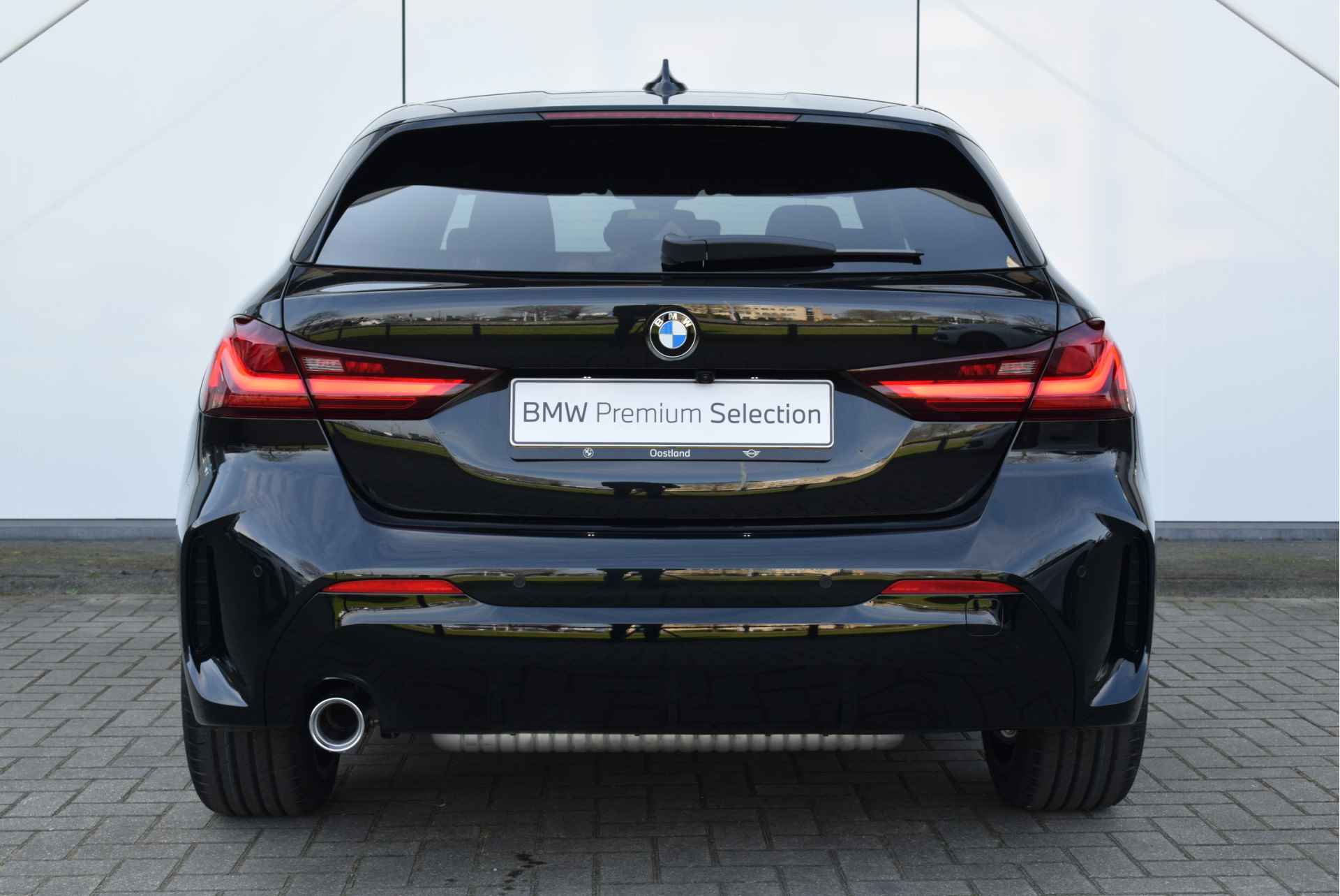 BMW 1-serie 118i High Executive M Sport Automaat / Panoramadak / Sportstoelen / LED / M Sportonderstel / Parking Assistant / Live Cockpit Professional / Stoelverwarming - 9/28