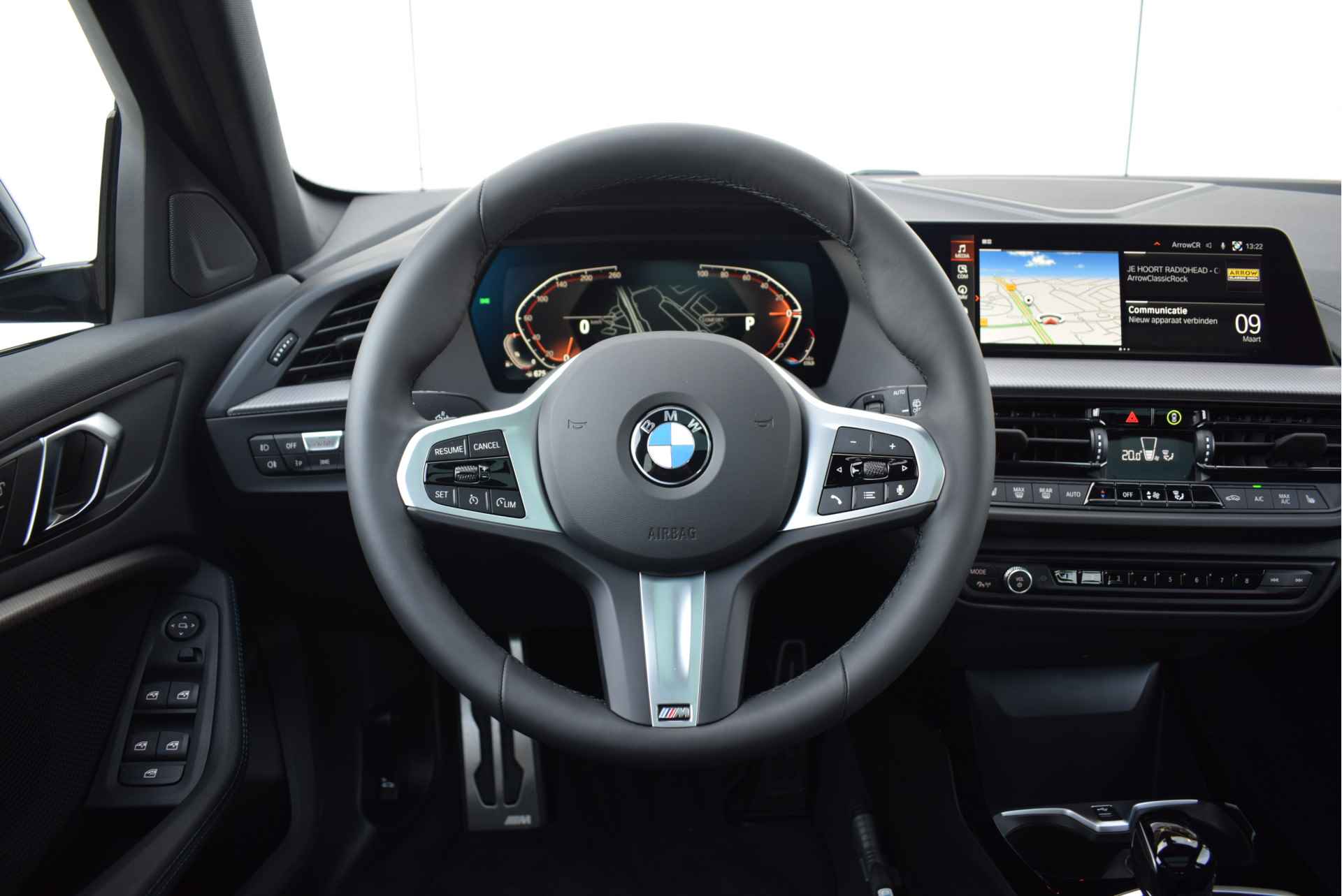 BMW 1-serie 118i High Executive M Sport Automaat / Panoramadak / Sportstoelen / LED / M Sportonderstel / Parking Assistant / Live Cockpit Professional / Stoelverwarming - 16/28