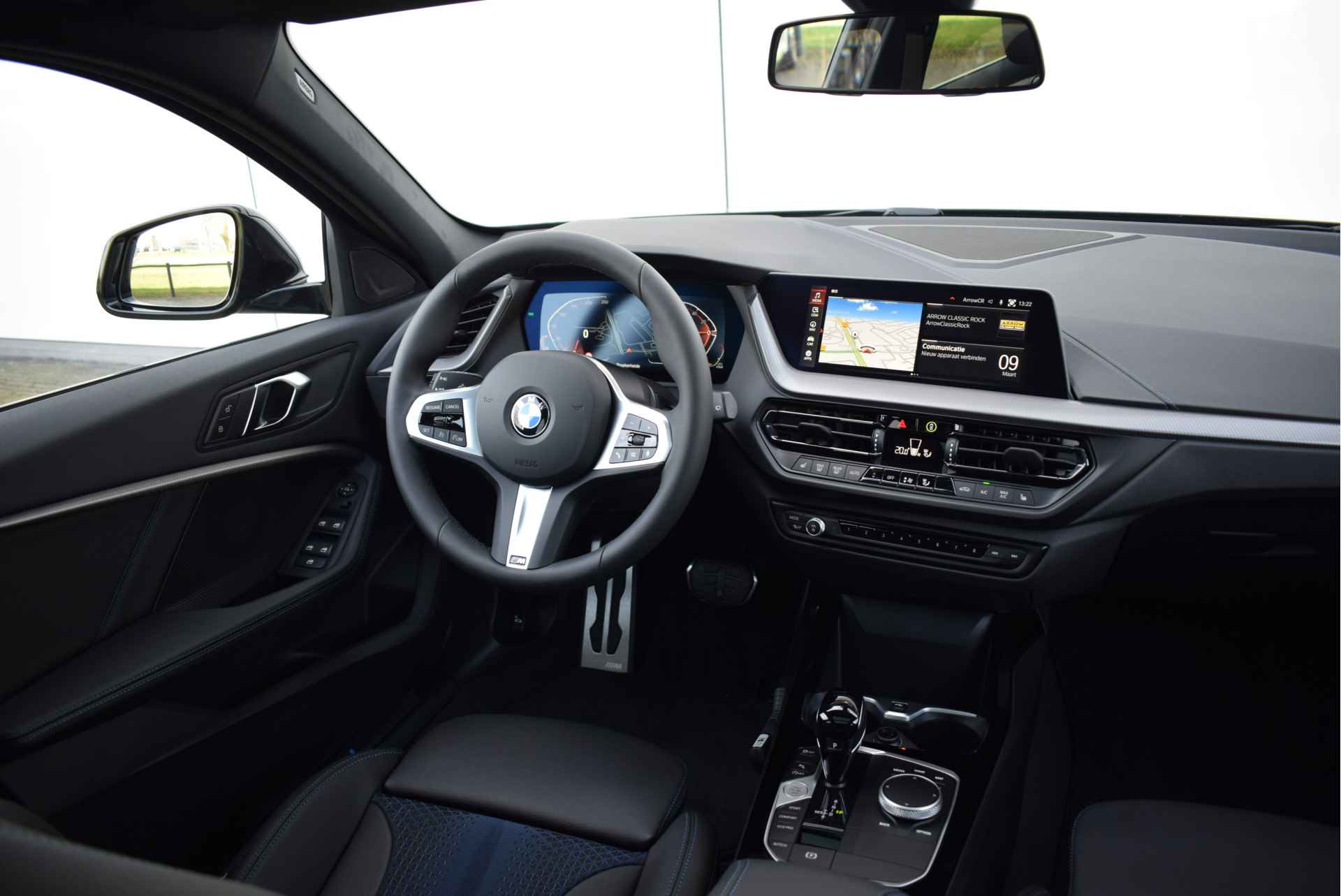 BMW 1-serie 118i High Executive M Sport Automaat / Panoramadak / Sportstoelen / LED / M Sportonderstel / Parking Assistant / Live Cockpit Professional / Stoelverwarming - 17/28
