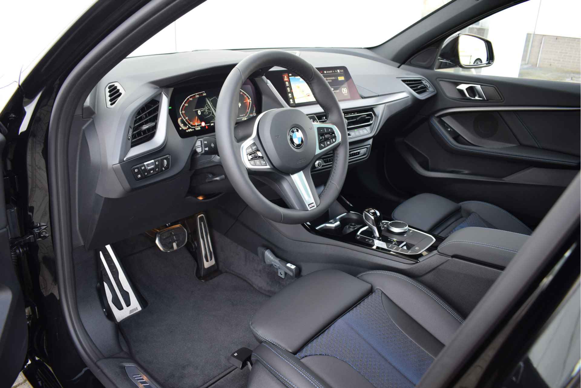 BMW 1-serie 118i High Executive M Sport Automaat / Panoramadak / Sportstoelen / LED / M Sportonderstel / Parking Assistant / Live Cockpit Professional / Stoelverwarming - 18/28