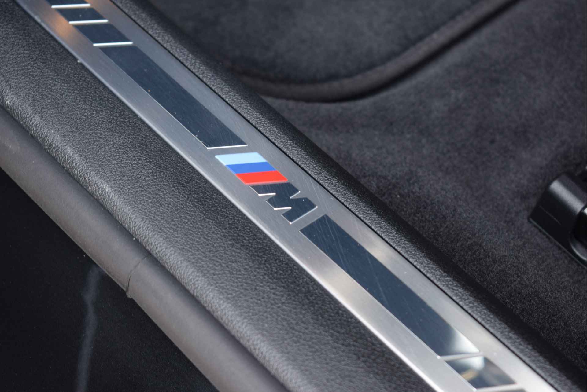 BMW 1-serie 118i High Executive M Sport Automaat / Panoramadak / Sportstoelen / LED / M Sportonderstel / Parking Assistant / Live Cockpit Professional / Stoelverwarming - 19/28