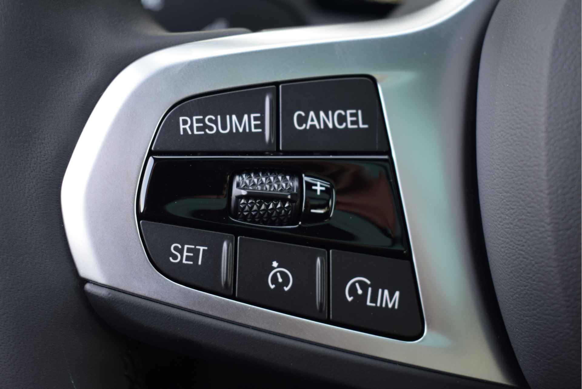 BMW 1-serie 118i High Executive M Sport Automaat / Panoramadak / Sportstoelen / LED / M Sportonderstel / Parking Assistant / Live Cockpit Professional / Stoelverwarming - 22/28