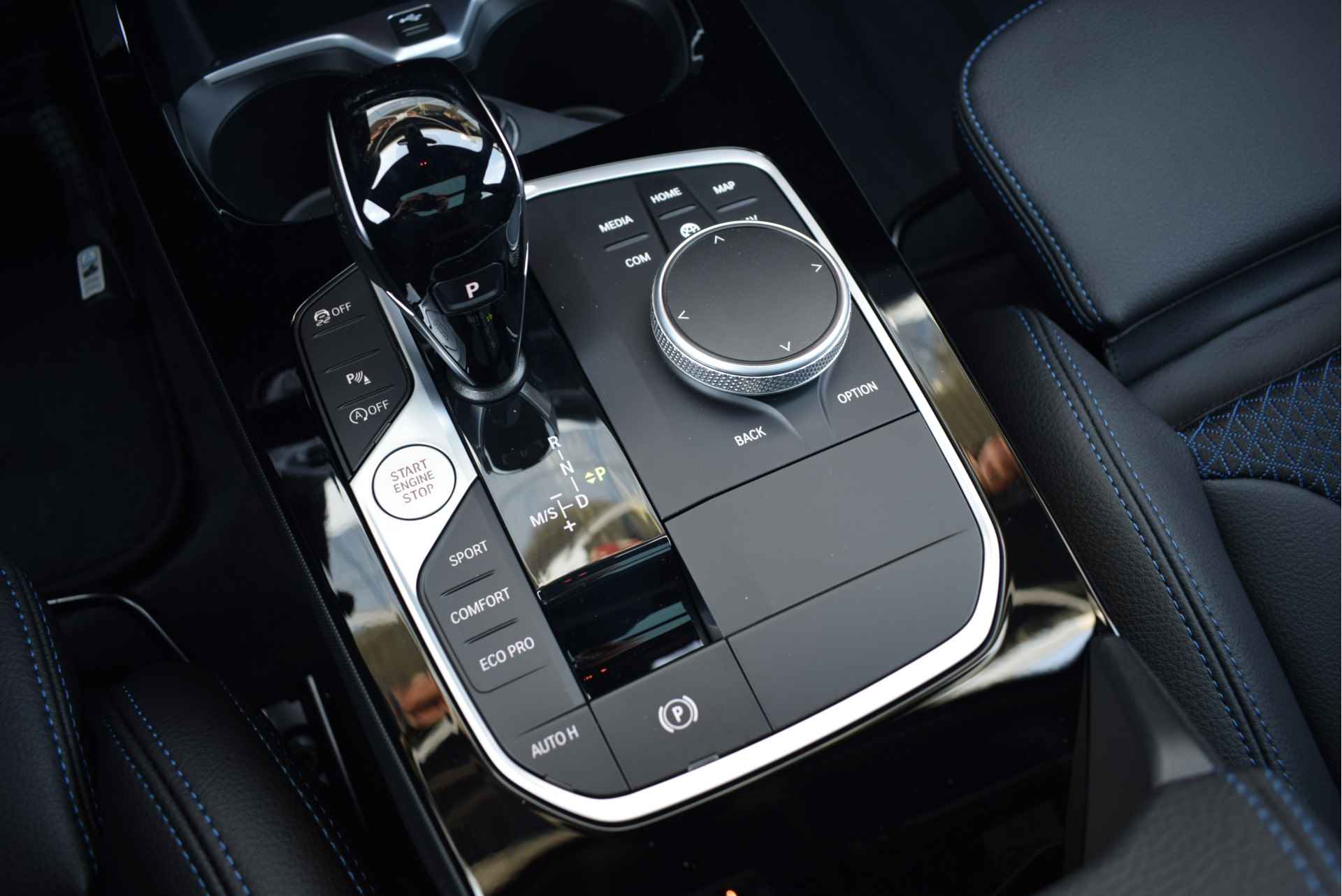BMW 1-serie 118i High Executive M Sport Automaat / Panoramadak / Sportstoelen / LED / M Sportonderstel / Parking Assistant / Live Cockpit Professional / Stoelverwarming - 25/28