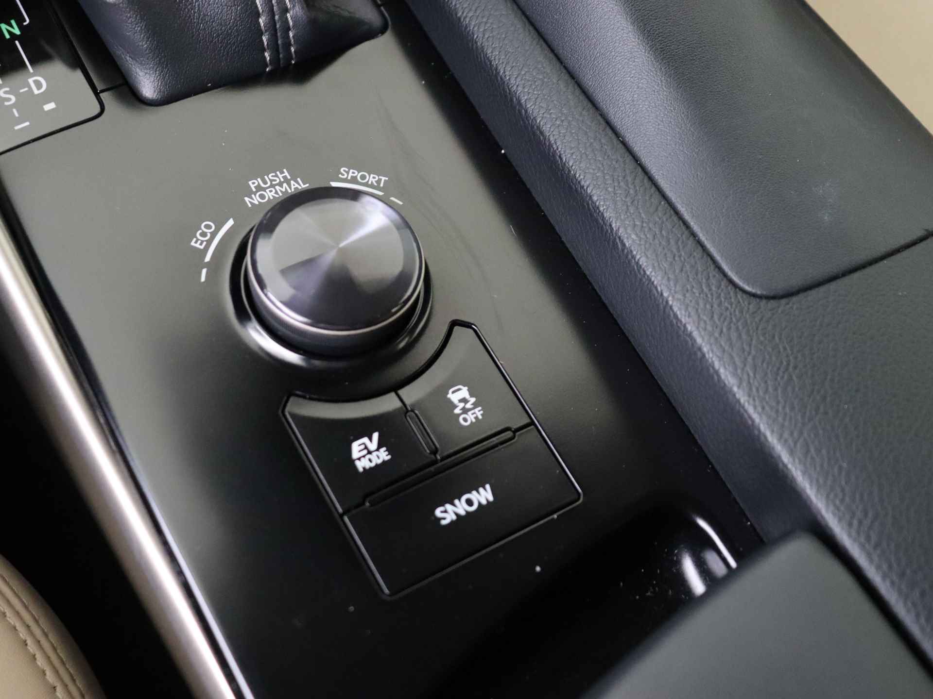 Lexus IS 300h First Edition | Stoelverwarming | Premium Navigatie | Stuurverwarming | - 33/43