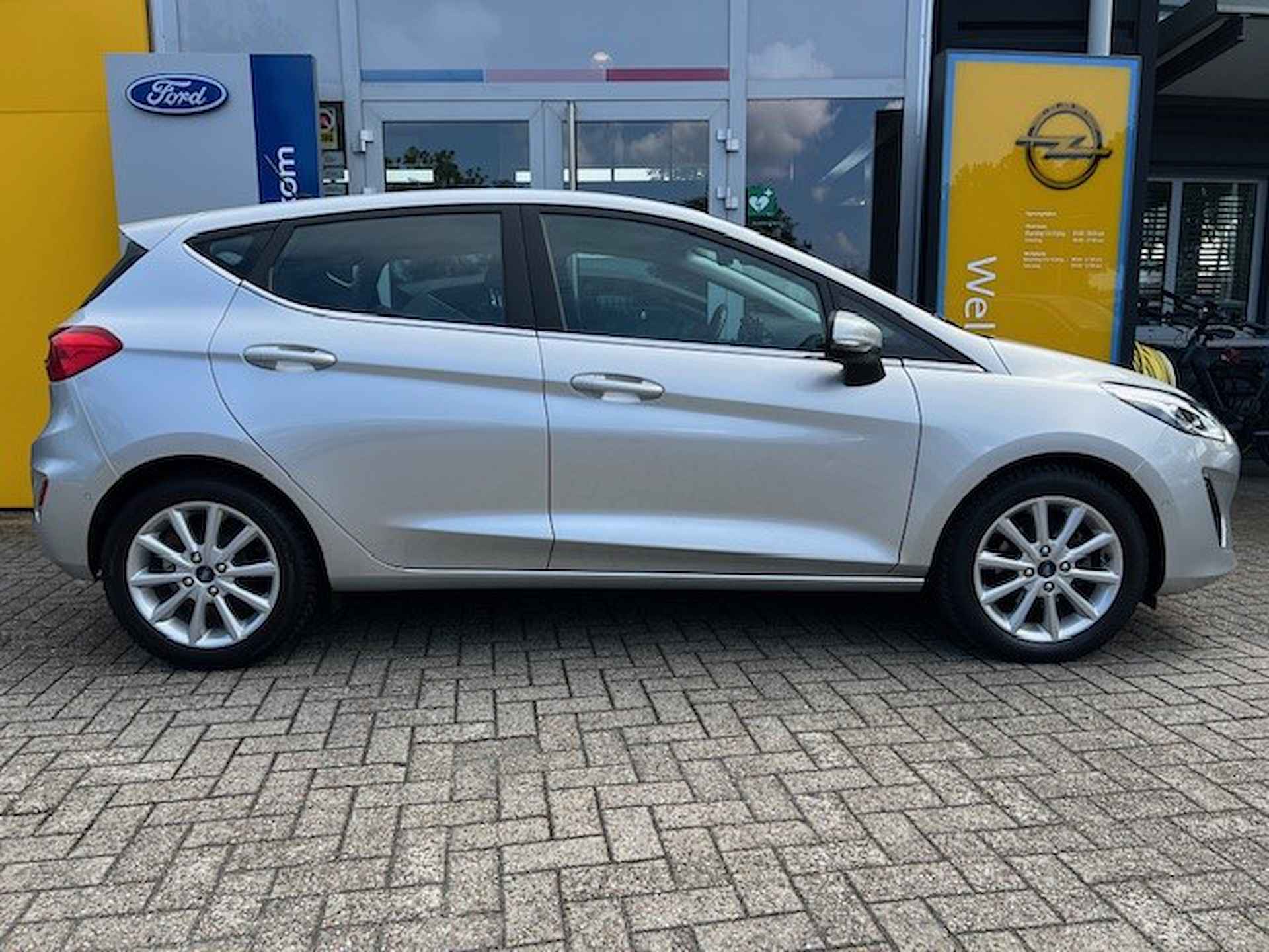 Ford Fiesta 1.0 100 PK Titanium | NAVIGATIE| CLIMATE CONTROL| CRUISE CONTROL| DAB+| PARKEERSENSOREN| 4 SEIZOENEN - 8/31