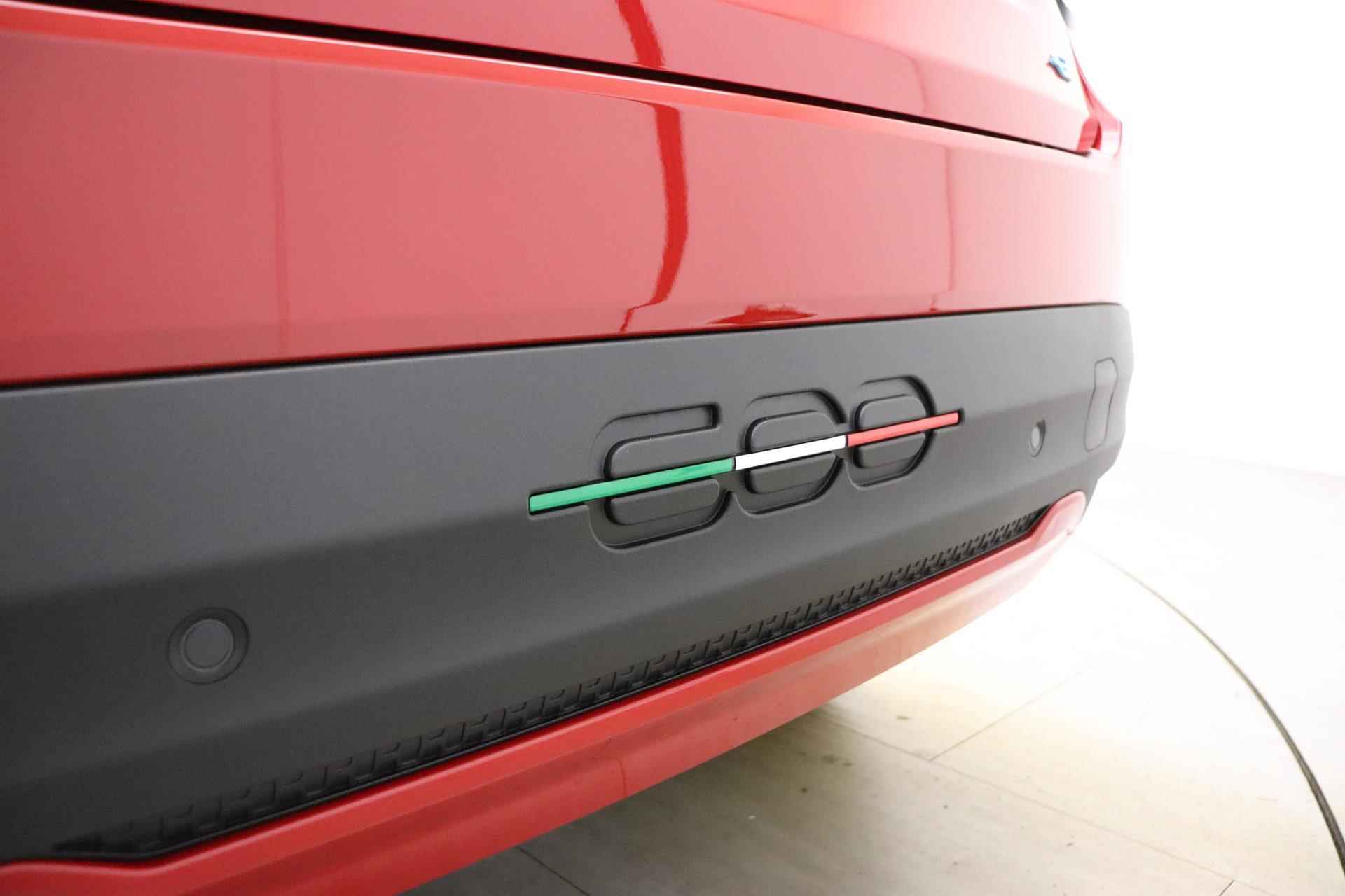 Fiat 600e RED 54 kWh | Apple Carplay/Android auto | LED verlichting | Adaptieve cruise control | Lane Assist | Informeer naar de beschikbaarheid | - 15/40