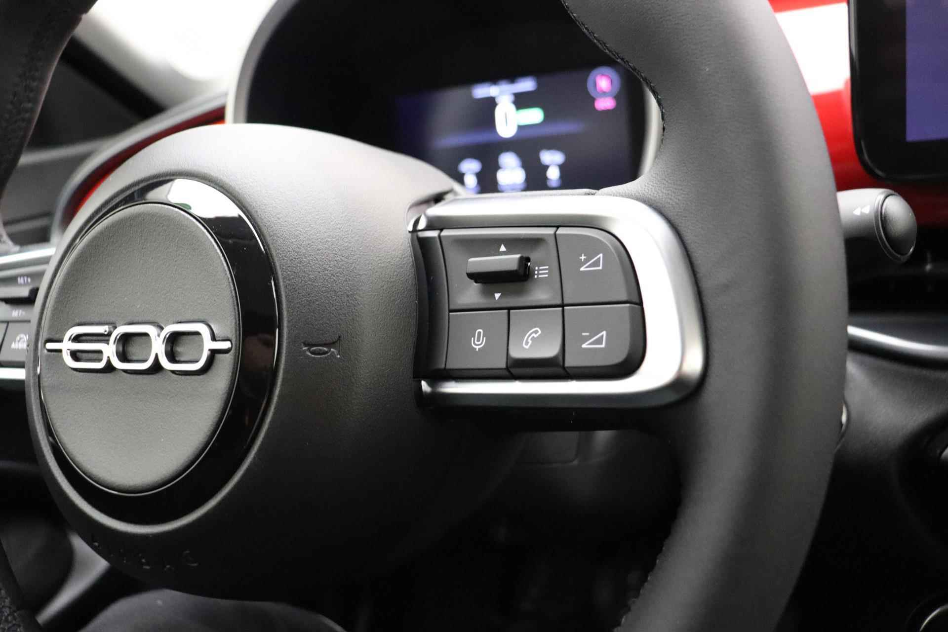 Fiat 600e RED 54 kWh | Apple Carplay/Android auto | LED verlichting | Adaptieve cruise control | Lane Assist | Informeer naar de beschikbaarheid | - 31/40