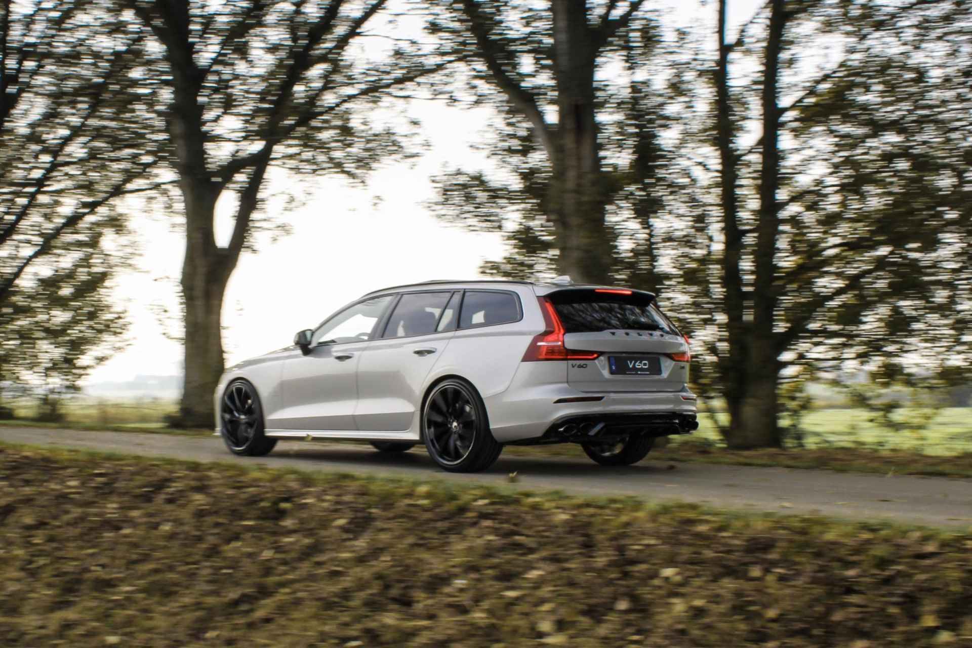 Volvo V60 B4 AUT7 197PK Plus Dark, Exterieur Styling Kit, HEICO 21 inch velgen, HEICO diffusor, HEICO sportuitlaat met klepbediening, HEICO sportvering, HEICO voorspoiler, Volvo embleem en model/typeaanduiding in hoogglans zwart, Extra getint glas achter, Power Seats, Google Services, Elektrisch glazen schuif-/kanteldak, Harman/Kardon Premium geluidssysteem, Sportstoelen, Keyless Entry, Verwarmbare voorstoelen, Stuurwielverwarming - 2/40